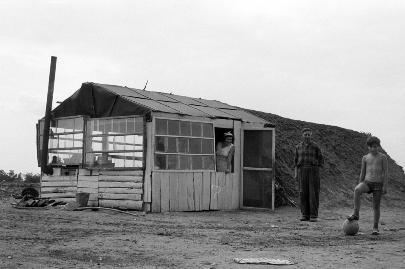 Hungary, Bénye, dinnyeföld a település határában. Földbe vájt lakás a dinnyeszezon idejére., 1968, Péterffy István, hovel, melon ground, Fortepan #142109