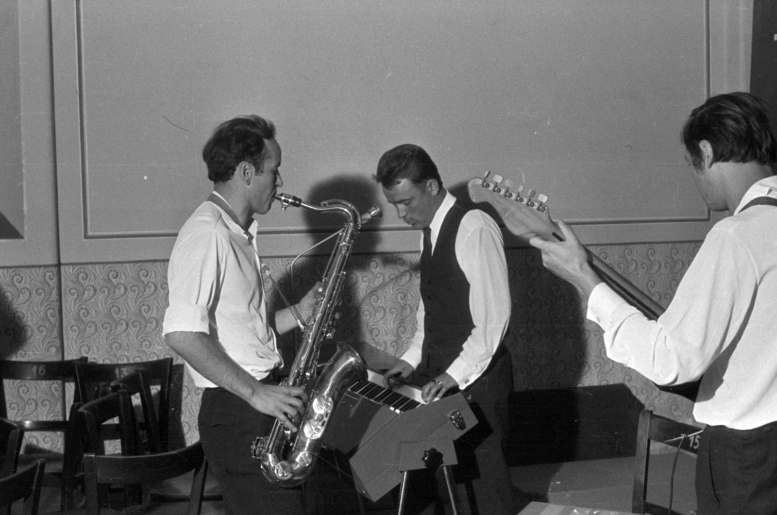 Hungary, Monor, Művelődési Ház, beat-együttesek minősítő vizsgája., 1968, Péterffy István, guitar, chair, saxophone, organ, Fortepan #142125