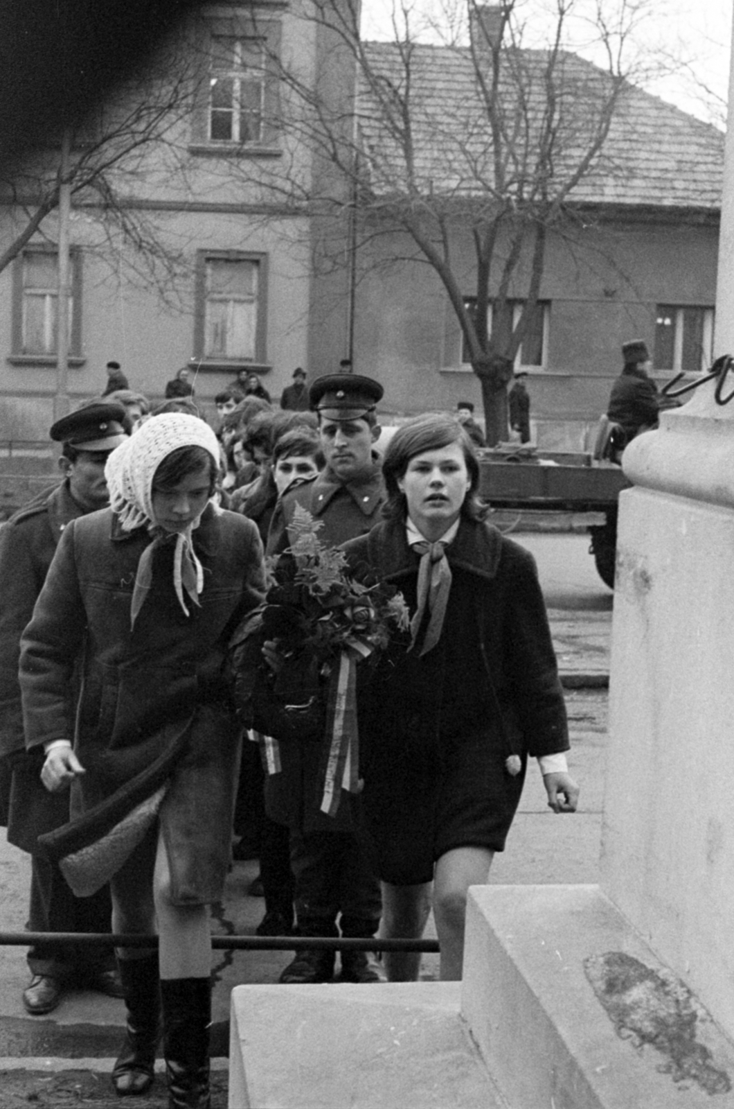 Hungary, Monor, Kossuth Lajos utca 69., ünnepség Kossuth Lajos mellszobránál, a Bíróság előtt., 1971, Péterffy István, Fortepan #142137