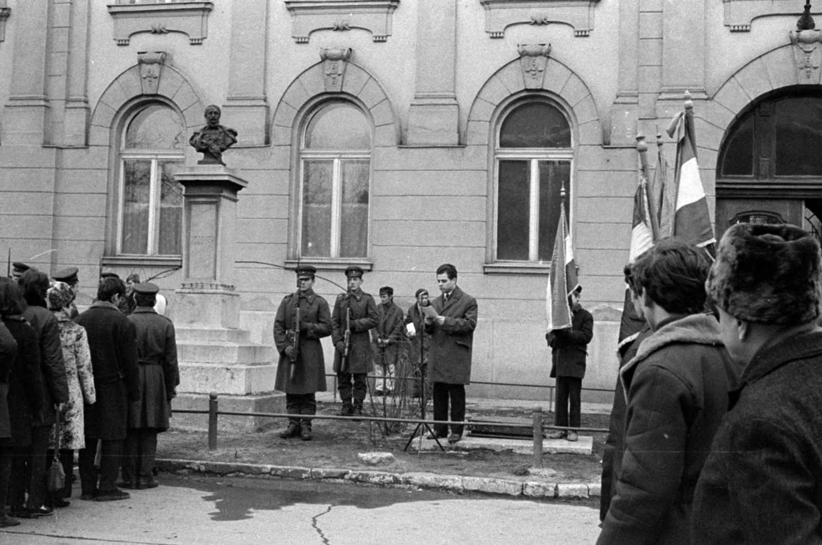 Hungary, Monor, Kossuth Lajos utca 69., ünnepség Kossuth Lajos mellszobránál (Kiss György, Gerenday Béla, 1901.), a Bíróság előtt., 1971, Péterffy István, Fortepan #142138