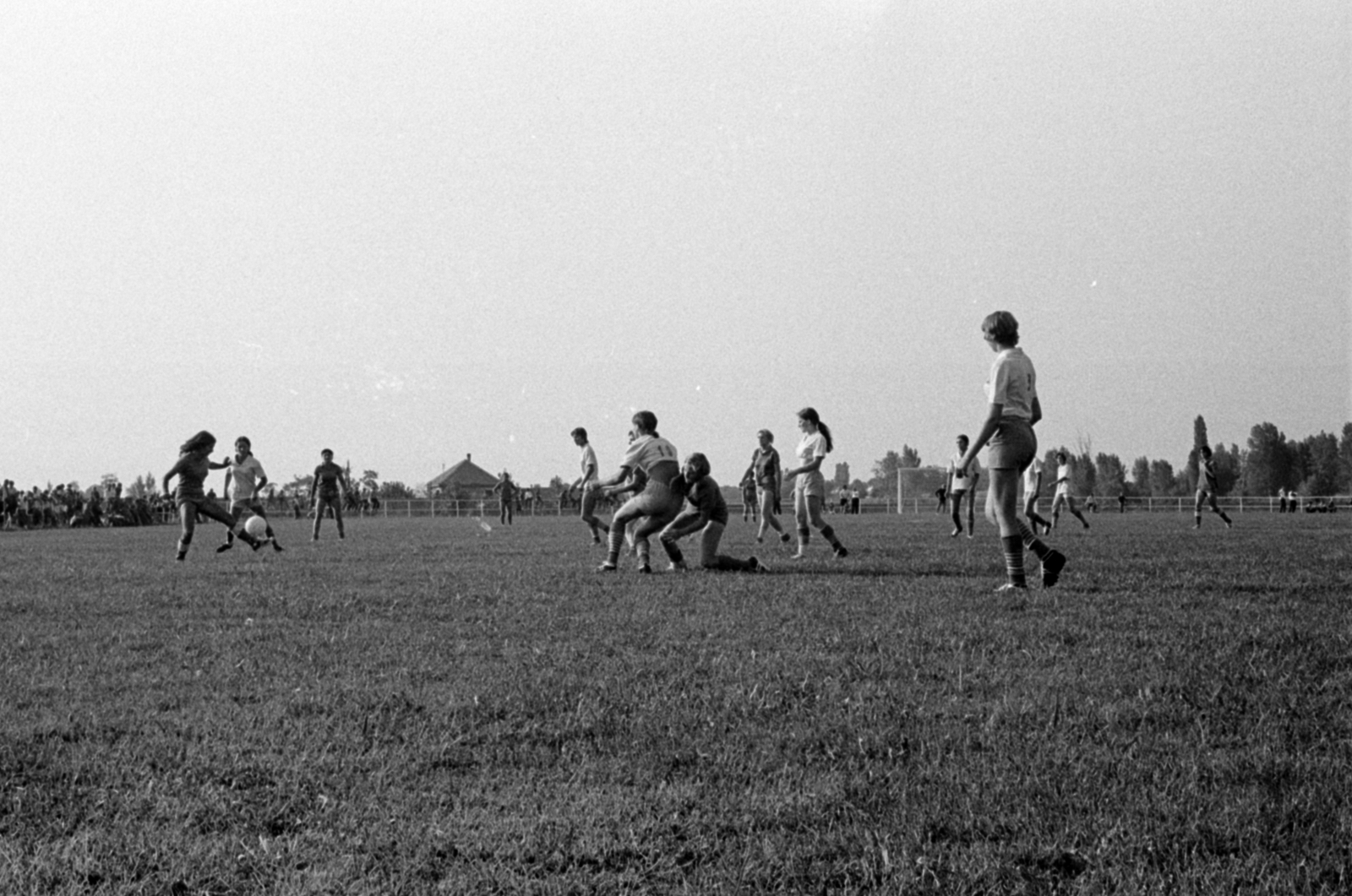 Hungary, Monor, Balassi Bálint utca, a Monori SE sporttelepe, a felvétel az egyesület fennállásának 70 éves jubileuma alkalmából tartott Monor - Maglód női labdarúgó-mérkőzésen készült., 1971, Péterffy István, Fortepan #142154