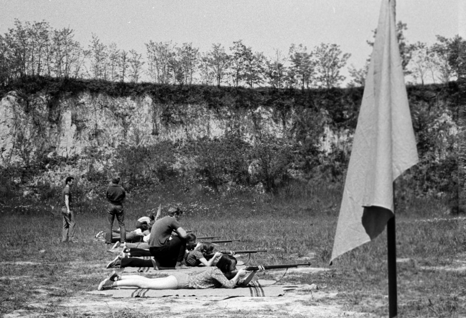 Magyarország, Monor, a József Attila Gimnázium tanulóinak rendezett összetett honvédelmi verseny. Lövészet az egykori agyagbányában kialakított lőtéren., 1971, Péterffy István, zászló, pléd, lövészet, kispuska, Best of, Fortepan #142156