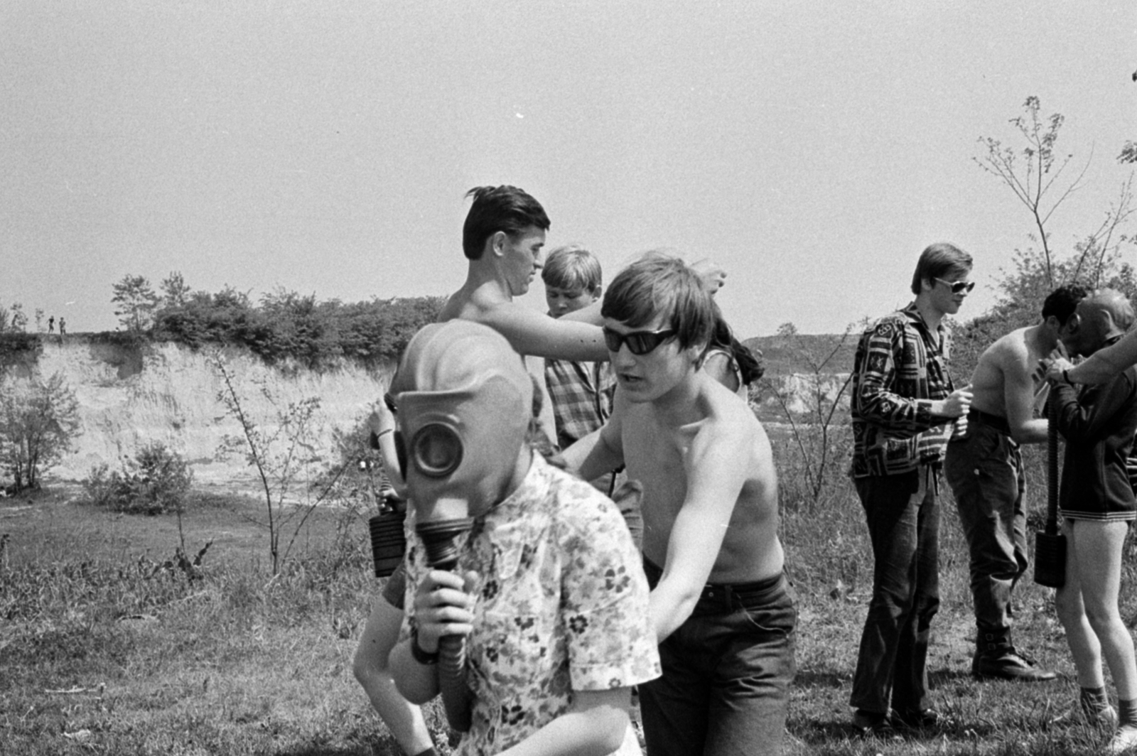 Hungary, Monor, a József Attila Gimnázium tanulóinak rendezett összetett honvédelmi verseny. 100 méteres futás gázálarcban az egykori agyagbányában., 1971, Péterffy István, shades, gas mask, Fortepan #142158