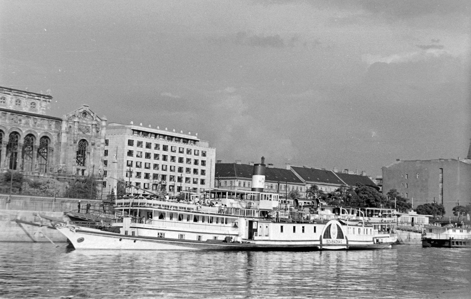 Hungary, Budapest V., Vigadó (Molotov) tér, előtérben a Szabadság (Zsófia) hajó., 1955, Szent-tamási Mihály, ship, architecture, Frigyes Feszl-design, firewall, damaged building, steamboat, boat station, modern architecture, Szabadság/Zsófia/Princess Zsófia ship, Budapest, István Nyiri-design, events' center, Fortepan #14216