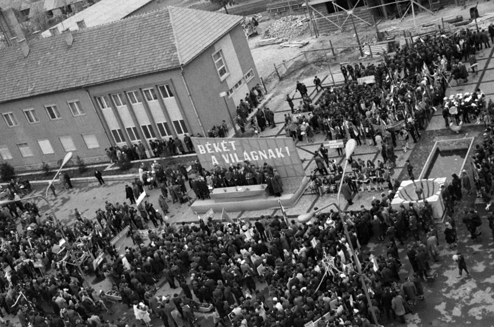 Magyarország, Monor, a Kossuth Lajos utca 88. számú ház melletti tér, május 1-i ünnepség a felszabadulási emlékműnél. A felvétel a katolikus templom tornyából készült., 1971, Péterffy István, május 1, Fortepan #142191