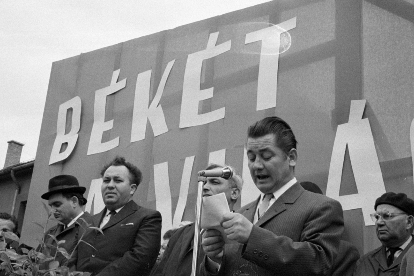 Hungary, Monor, Kossuth Lajos utca 88. melletti tér, május 1-i ünnepség., 1971, Péterffy István, 1st of May parade, Fortepan #142192