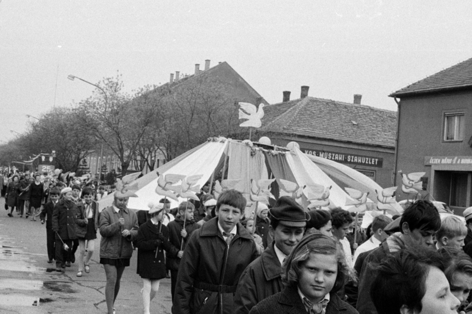 Hungary, Monor, Kossuth Lajos utca, jobbra a Forrás utca torkolata, május 1-i ünnepség., 1971, Péterffy István, 1st of May parade, Fortepan #142194