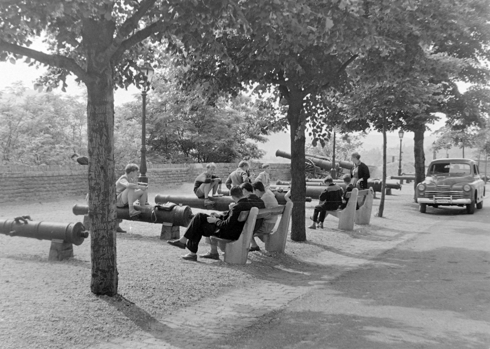 Magyarország, budai Vár, Budapest I., Tóth Árpád sétány., 1959, Szent-tamási Mihály, utcabútor, szovjet gyártmány, GAZ-márka, ágyú, gyerekek, pad, gázlámpa, automobil, GAZ M20 Pobeda, rendszám, Budapest, ágyún ülni, Fortepan #14220