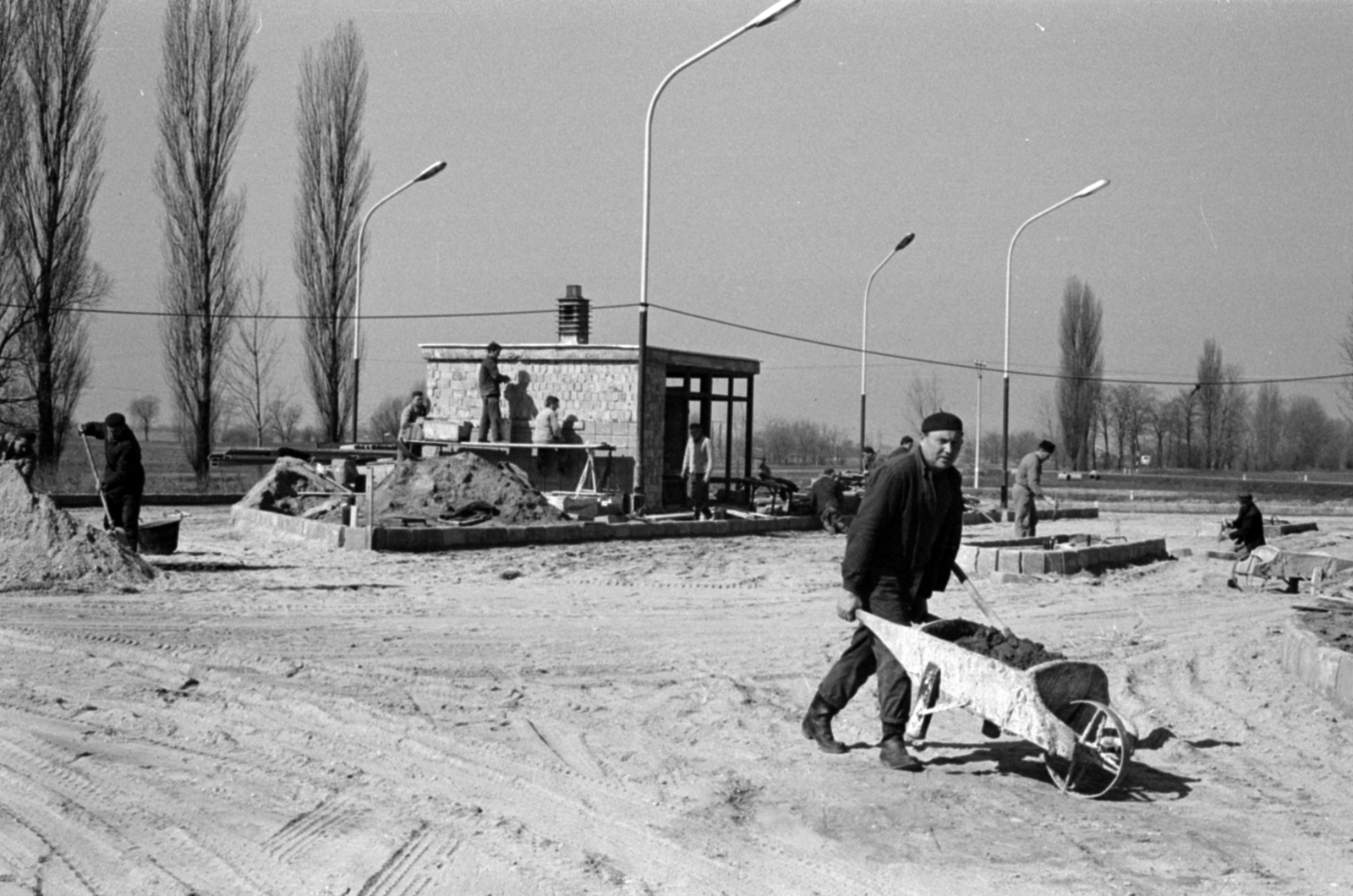 Hungary, Monorierdő, a benzinkút építkezése a Katalin csárdánál., 1972, Péterffy István, construction, gas station, Fortepan #142213