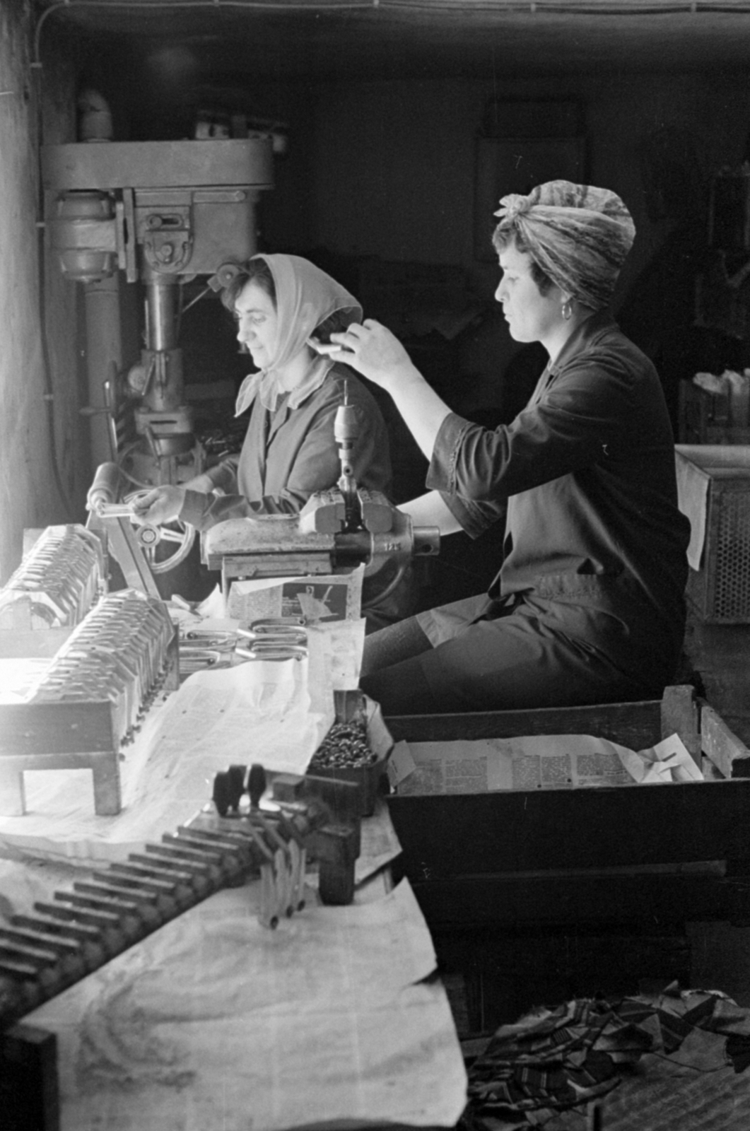 Hungary, Péteri, Rákóczi Tsz melléküzeme, autopress kávéfőzők zárópántjának összeállítása., 1972, Péterffy István, headscarf, hand drill, drill press, vise, Fortepan #142219