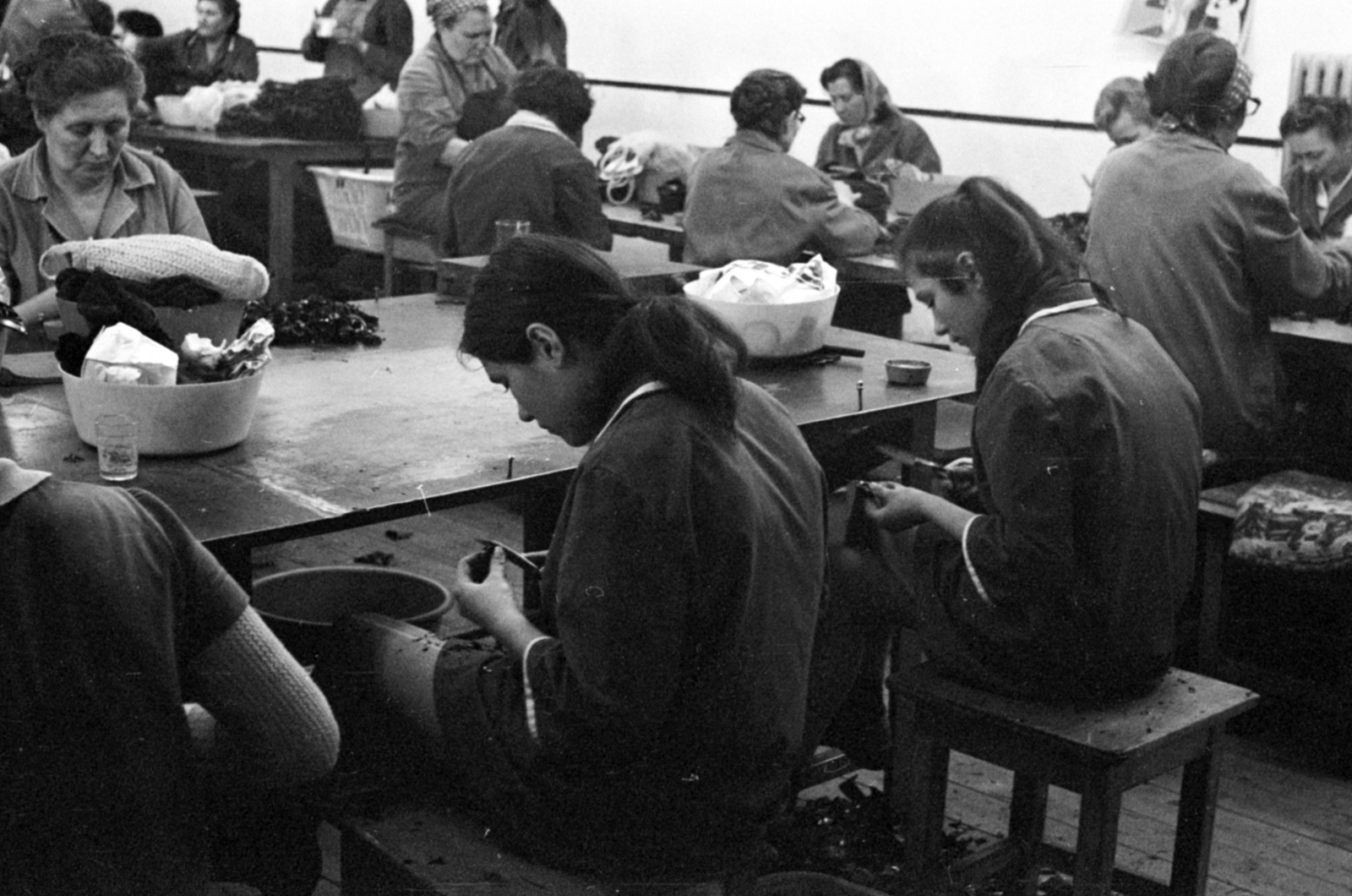 Hungary, Péteri, a TAURIL Gumigyár kihelyezett részlege. A Volkswagen autógyár részére gyártott csapágykengyelek és rezgéscsillapítók öntés utáni tisztítása., 1972, Péterffy István, Fortepan #142220