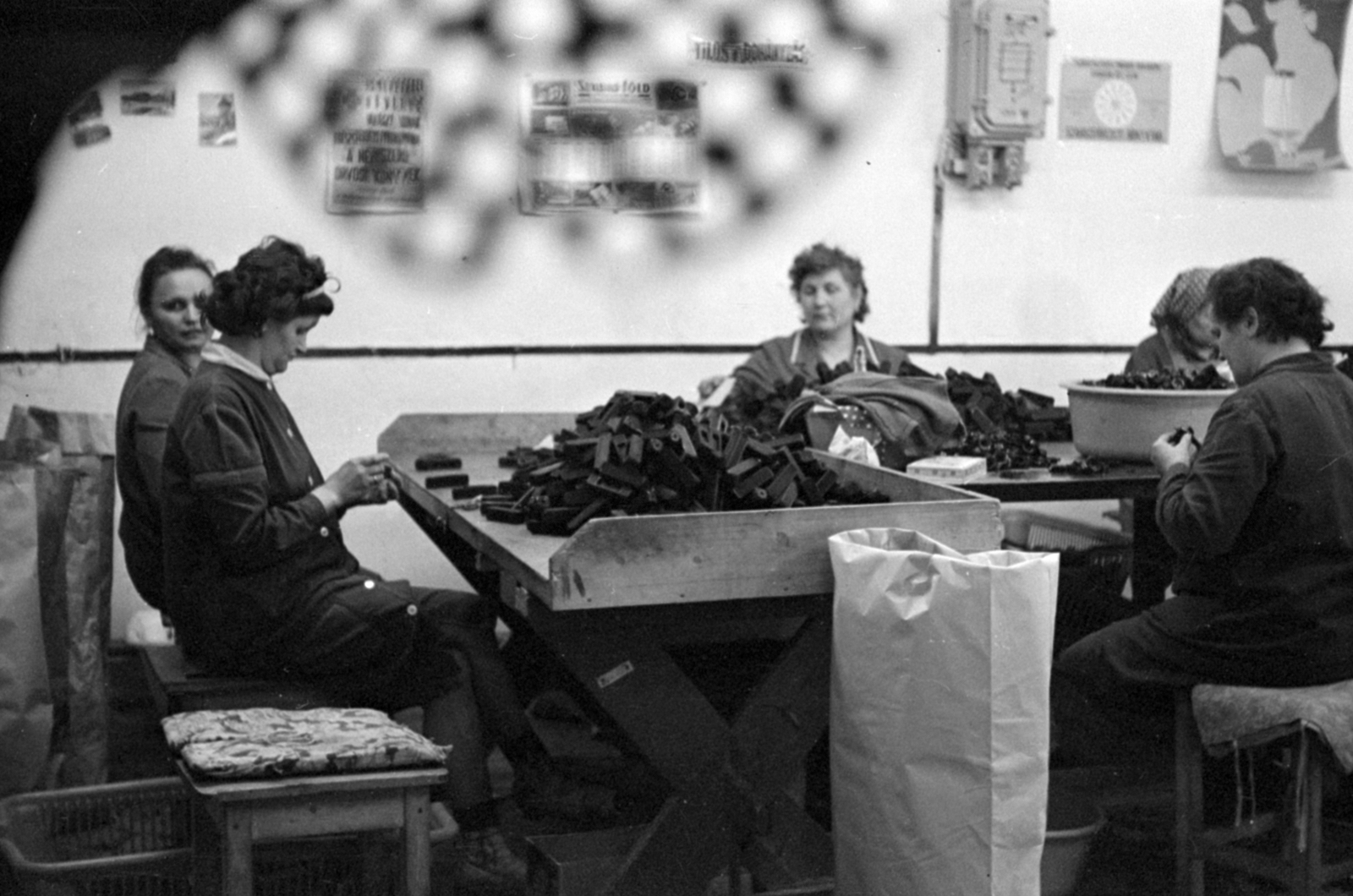 Hungary, Péteri, a TAURIL Gumigyár kihelyezett részlege. A Volkswagen autógyár részére gyártott csapágykengyelek és rezgéscsillapítók öntés utáni tisztítása., 1972, Péterffy István, Fortepan #142222