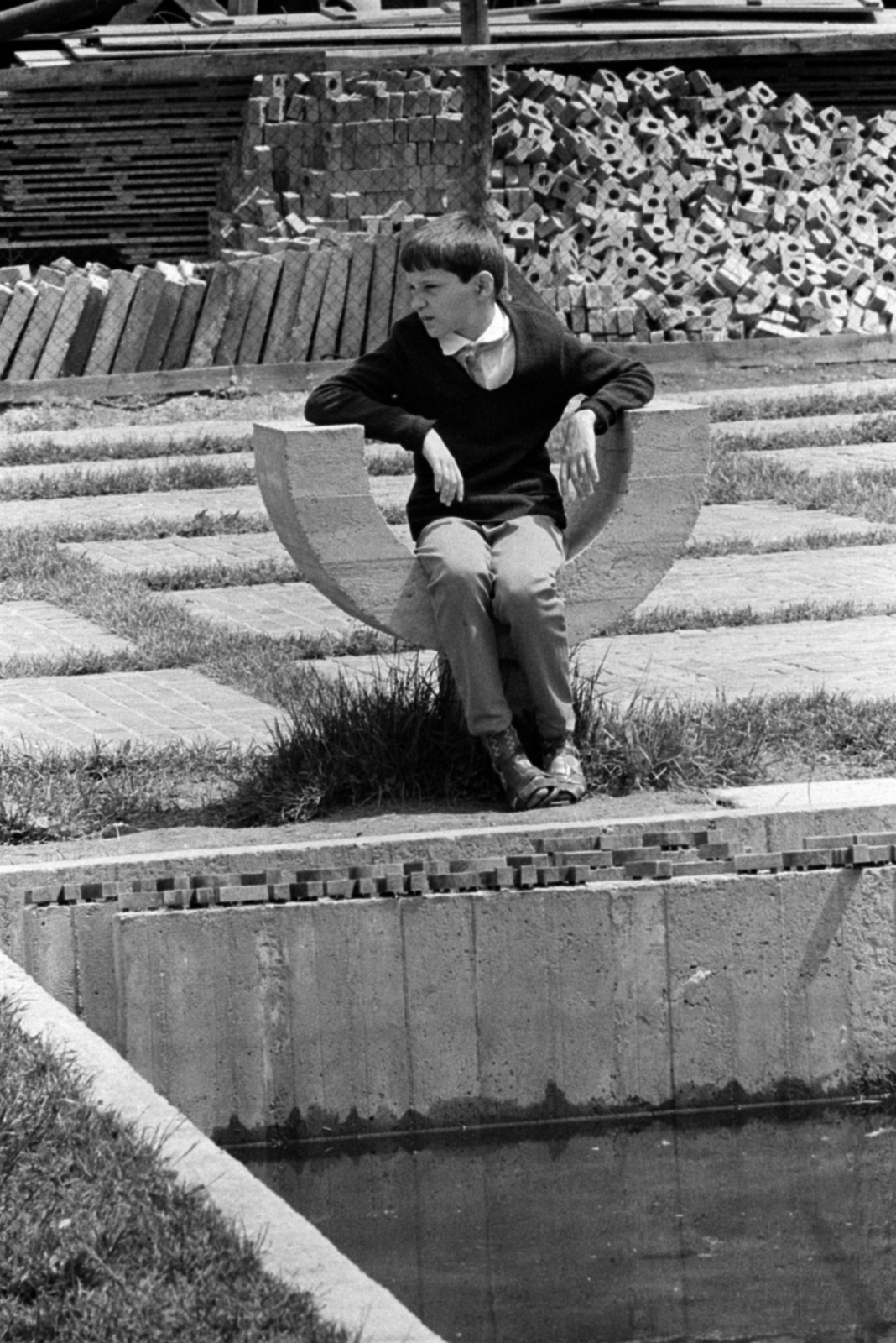 Hungary, Monor, a Kossuth Lajos utca 88. számú ház melletti tér, a felszabadulási emlékmű részlete., 1971, Péterffy István, sitting, Fortepan #142227