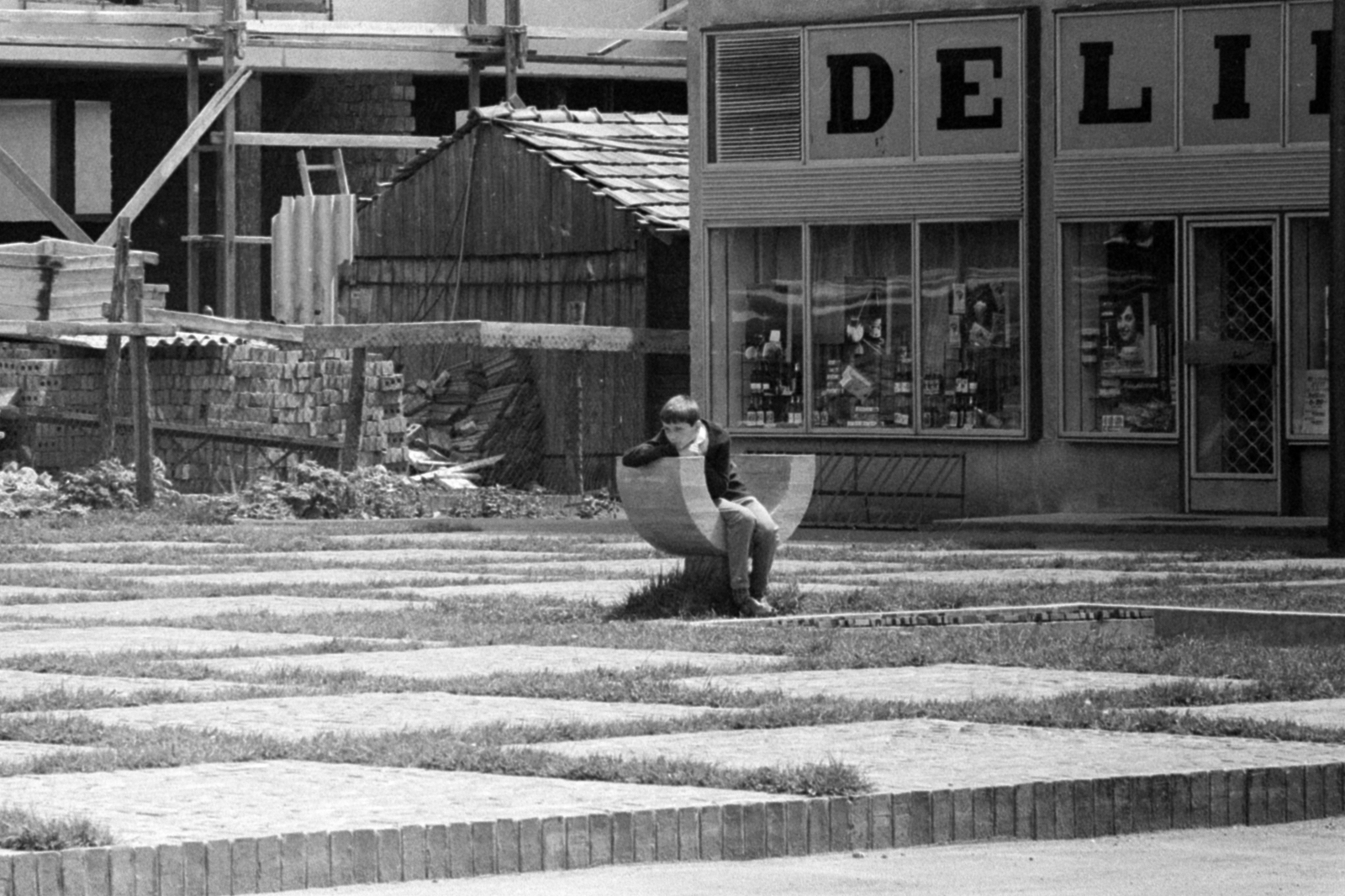 Magyarország, Monor, a Kossuth Lajos utca 88. számú ház melletti tér, a felszabadulási emlékmű részlete., 1971, Péterffy István, magány, bolt, Fortepan #142229