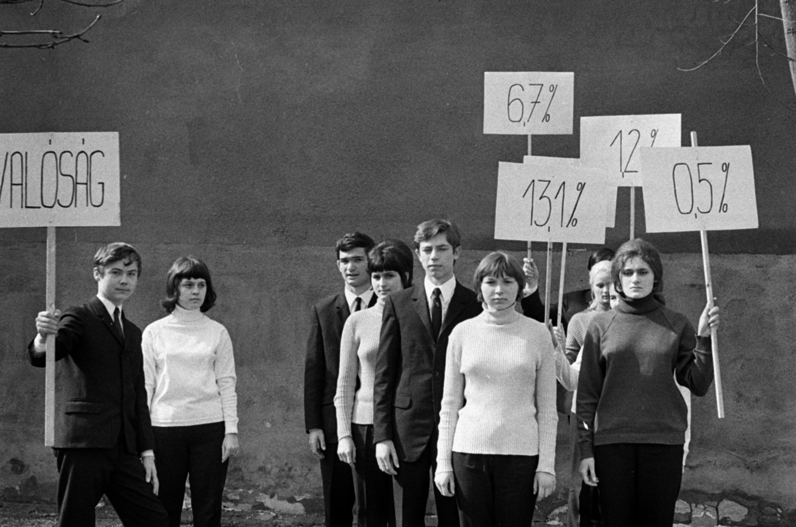 Hungary, Monor, a József Attila Gimnázium diákjai az iskola udvarán. A "Szóljatok, szép szavak", irodalmi színpadok vetélkedőjének résztvevői., 1971, Péterffy István, youth, Best of, Fortepan #142235