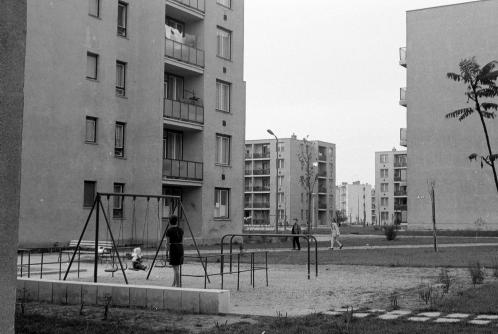 Magyarország, Budapest XVIII., Szent Lőrinc lakótelep (KISZ lakótelep), Vikár Béla utca, középen háttérben a Dolgos utca épületei., 1970, Péterffy István, játszótér, lakótelep, Budapest, Fortepan #142254