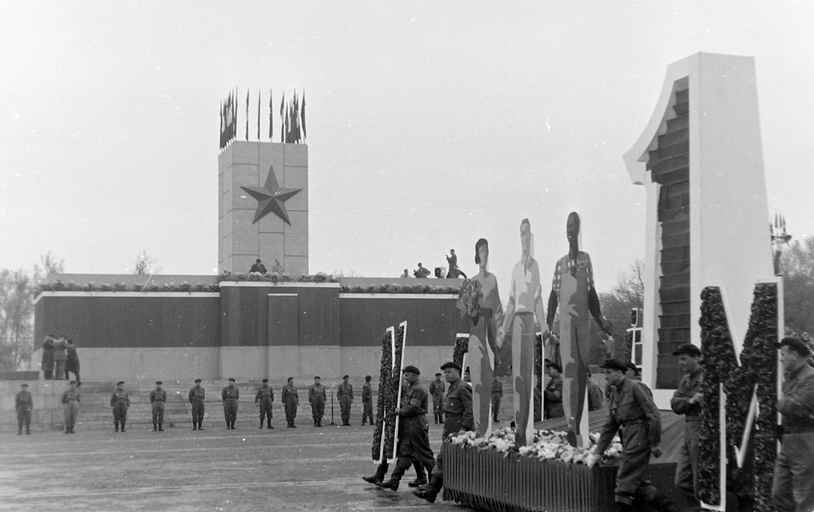 Hungary, Budapest XIV., Ötvenhatosok tere (Felvonulási tér), május 1-i felvonulás, dísztribün., 1959, Szent-tamási Mihály, political decoration, march, 1st of May parade, Budapest, ad truck, Fortepan #14227