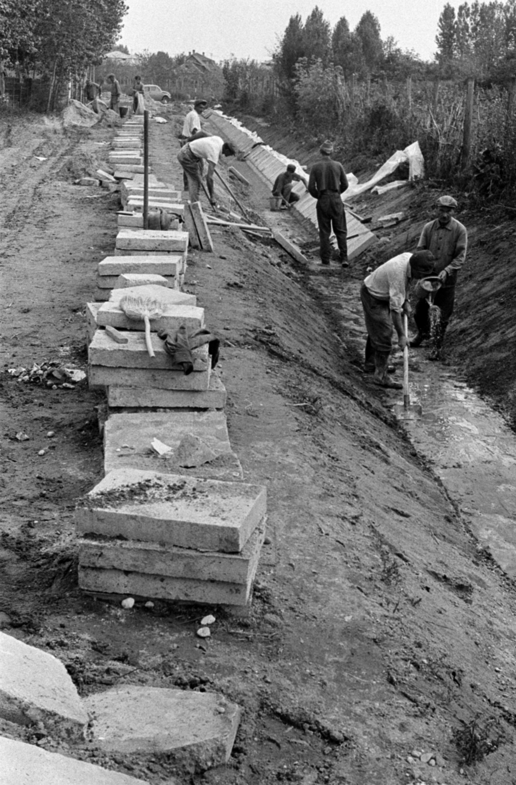 Hungary, Pilis, a Monori Állami Gazdaság munkásai a belvízelvezető csatornát építik., 1971, Péterffy István, sewerage, canal, Fortepan #142276