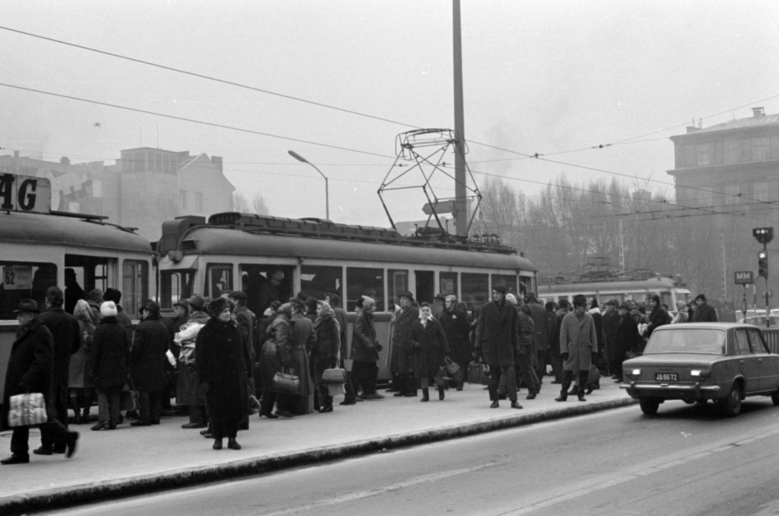 Hungary, Budapest VIII.,Budapest V., Károly (Tanács) körúti villamosmegálló az Astoriánál a Rákóczi út - Múzeum körút sarok felé nézve., 1972, Péterffy István, tram, Budapest, Fortepan #142281