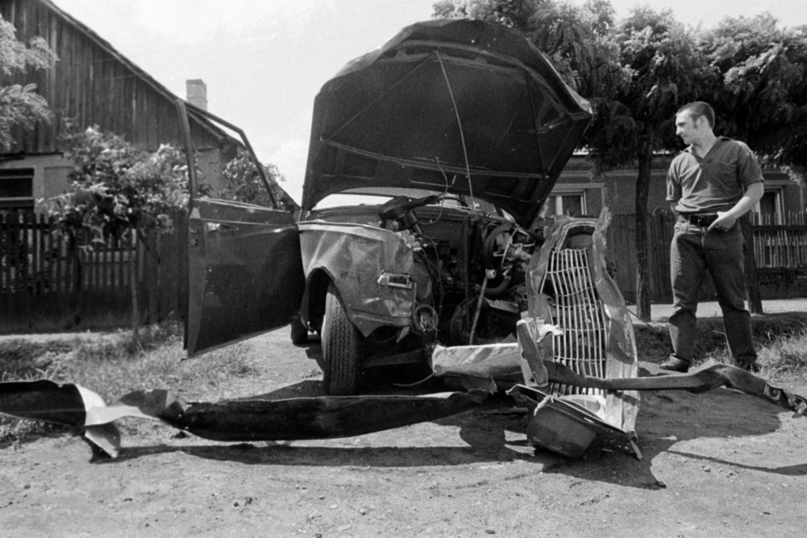 Hungary, Üllő, 4-es főút a város határában. Félreállított, összetört személygépkocsi., 1971, Péterffy István, accident, wreck, Fortepan #142302