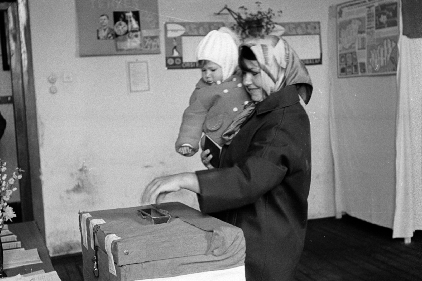 Hungary, Nyáregyháza, szavazóhelyiség az általános iskolában országos általános (országgyűlési és helyi tanácstagi) választás idején., 1971, Péterffy István, voting, ballot box, Fortepan #142307