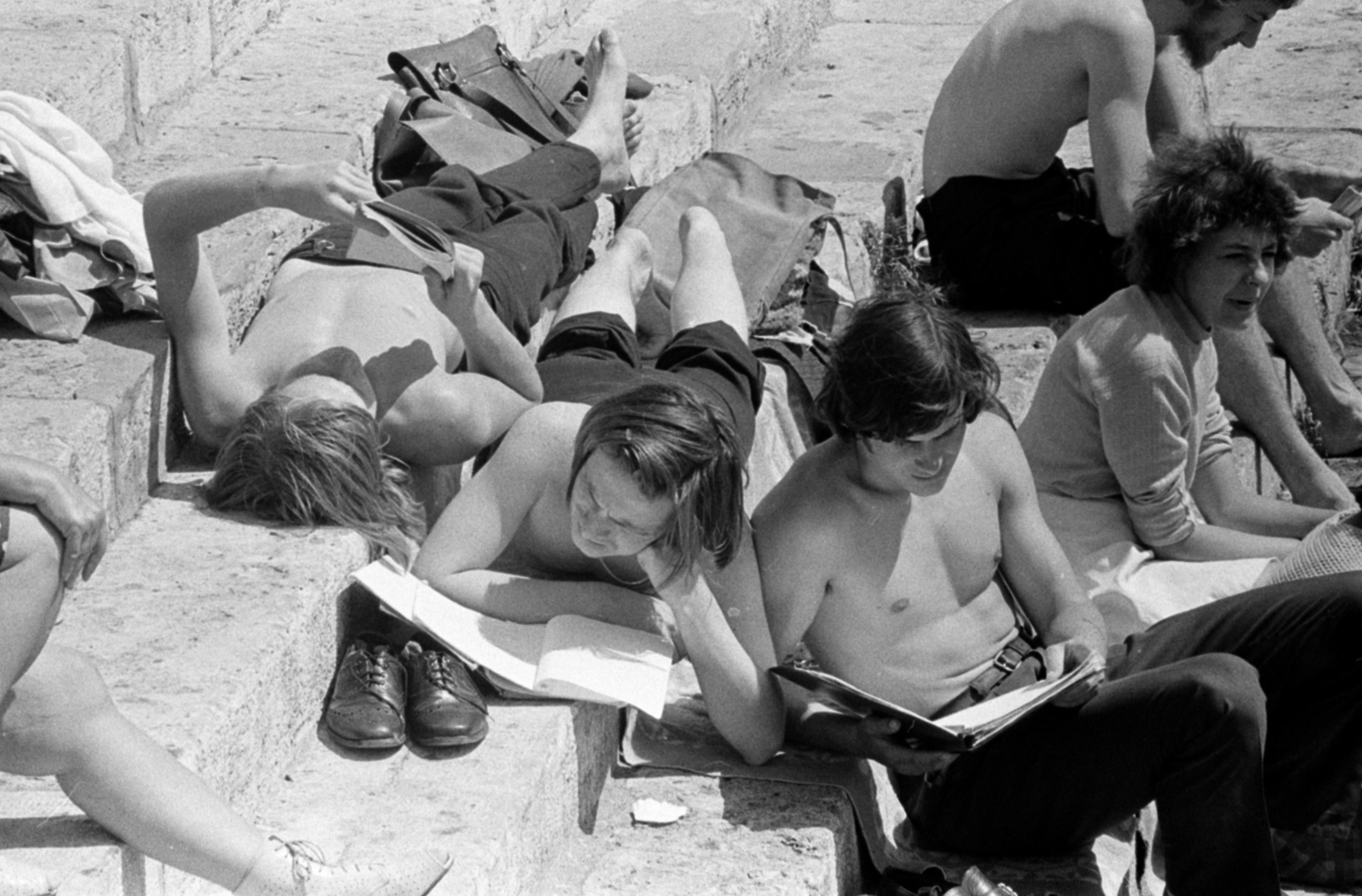 Hungary, Budapest V., a pesti alsó rakpart lépcsői., 1971, Péterffy István, reading, Budapest, Fortepan #142322