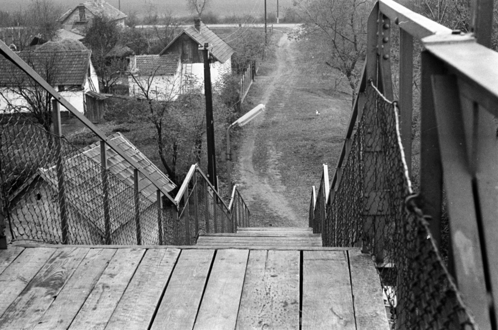 Hungary, Monorierdő, Iskola utca, gyalogos felüljáró a vasútnál., 1971, Péterffy István, railway, overpass, Fortepan #142337