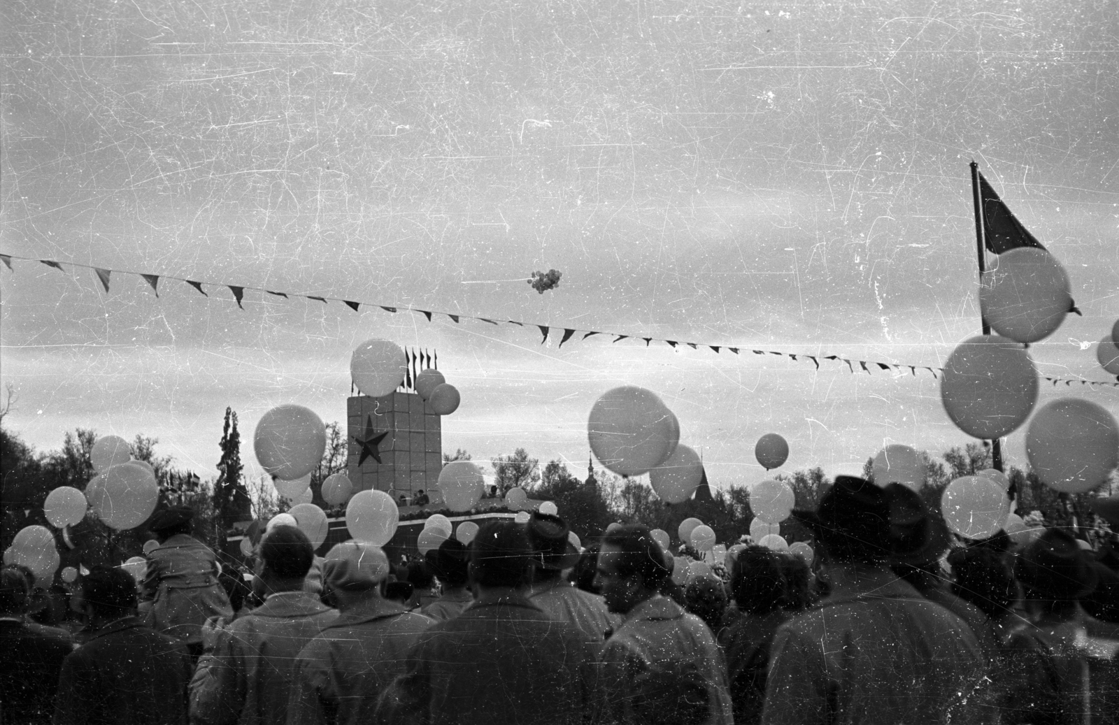 Magyarország, Budapest XIV., Ötvenhatosok tere (Felvonulási tér), május 1-i felvonulás., 1959, Szent-tamási Mihály, felvonulás, május 1, tribün, vörös csillag, Budapest, Fortepan #14234