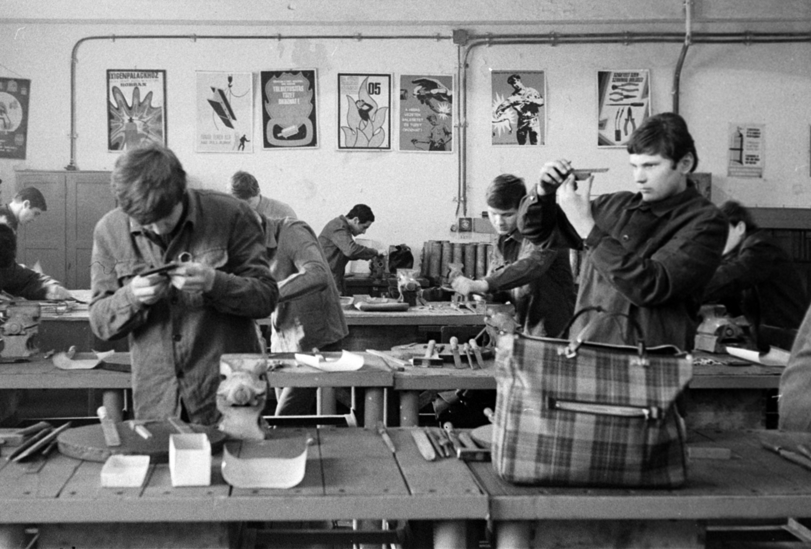Hungary, Vecsés, a VIZÉP tanműhelye, szakmunkástanulók a szakma kiváló tanulója címért indított országos verseny megyei döntőjében., 1971, Péterffy István, workshop, Fortepan #142342