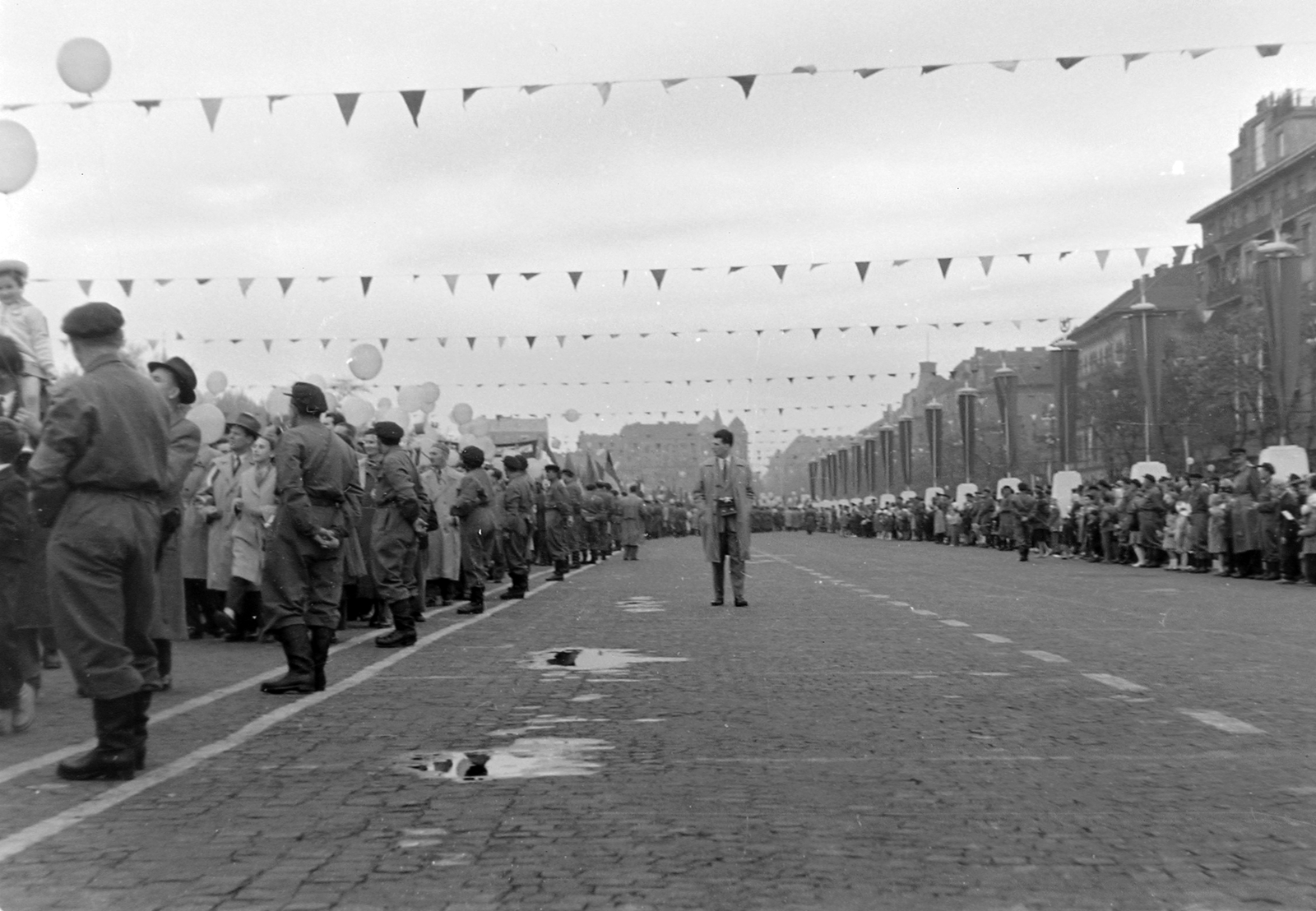 Hungary, Budapest VII.,Budapest XIV., Dózsa György út, Ötvenhatosok tere (Felvonulási tér), május 1-i felvonulás., 1959, Szent-tamási Mihály, Workers' Militia, march, baloon, 1st of May parade, Budapest, Fortepan #14235