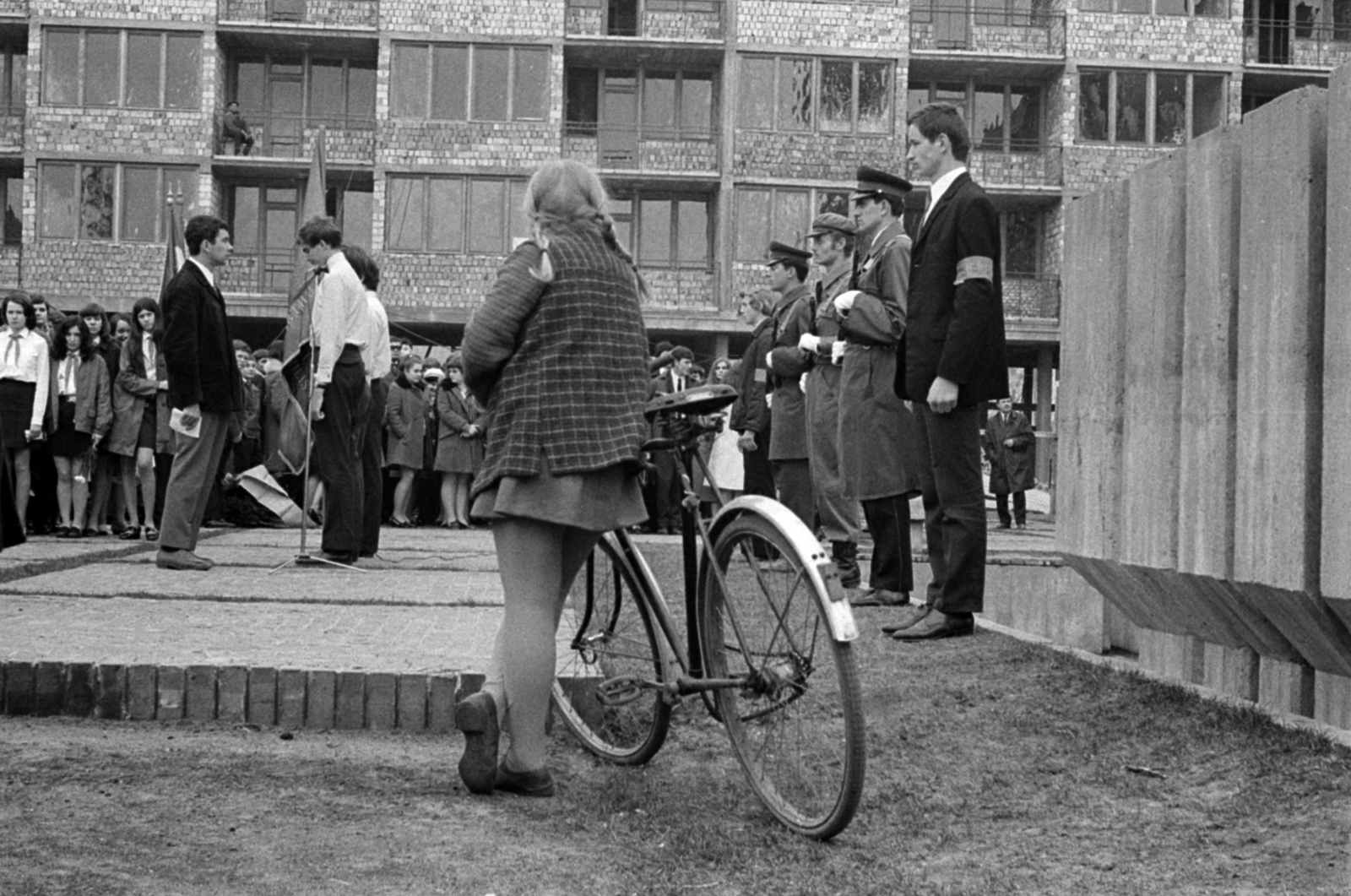 Hungary, Monor, a Kossuth Lajos utca 88. számú ház melletti tér, április 4-i ünnepség, KISZ-tagok fogadalomtétele a felszabadulási emlékműnél., 1971, Péterffy István, April 4 celebration, soldier, pioneer, pioneer tie, Workers' Militia, bicycle, Fortepan #142353