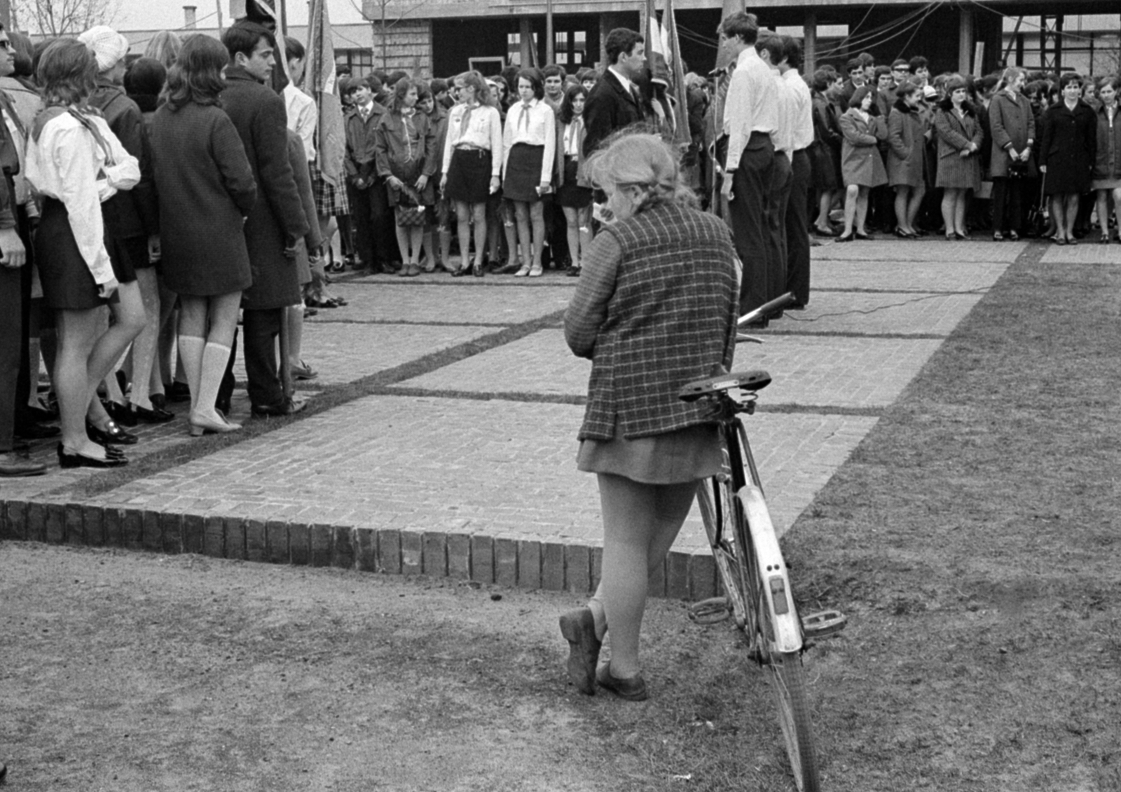Hungary, Monor, Kossuth Lajos utca 88. melletti tér, április 4-i ünnepség, KISZ-tagok fogadalomtétele., 1971, Péterffy István, April 4 celebration, festive, pioneer, pioneer tie, bicycle, Fortepan #142354