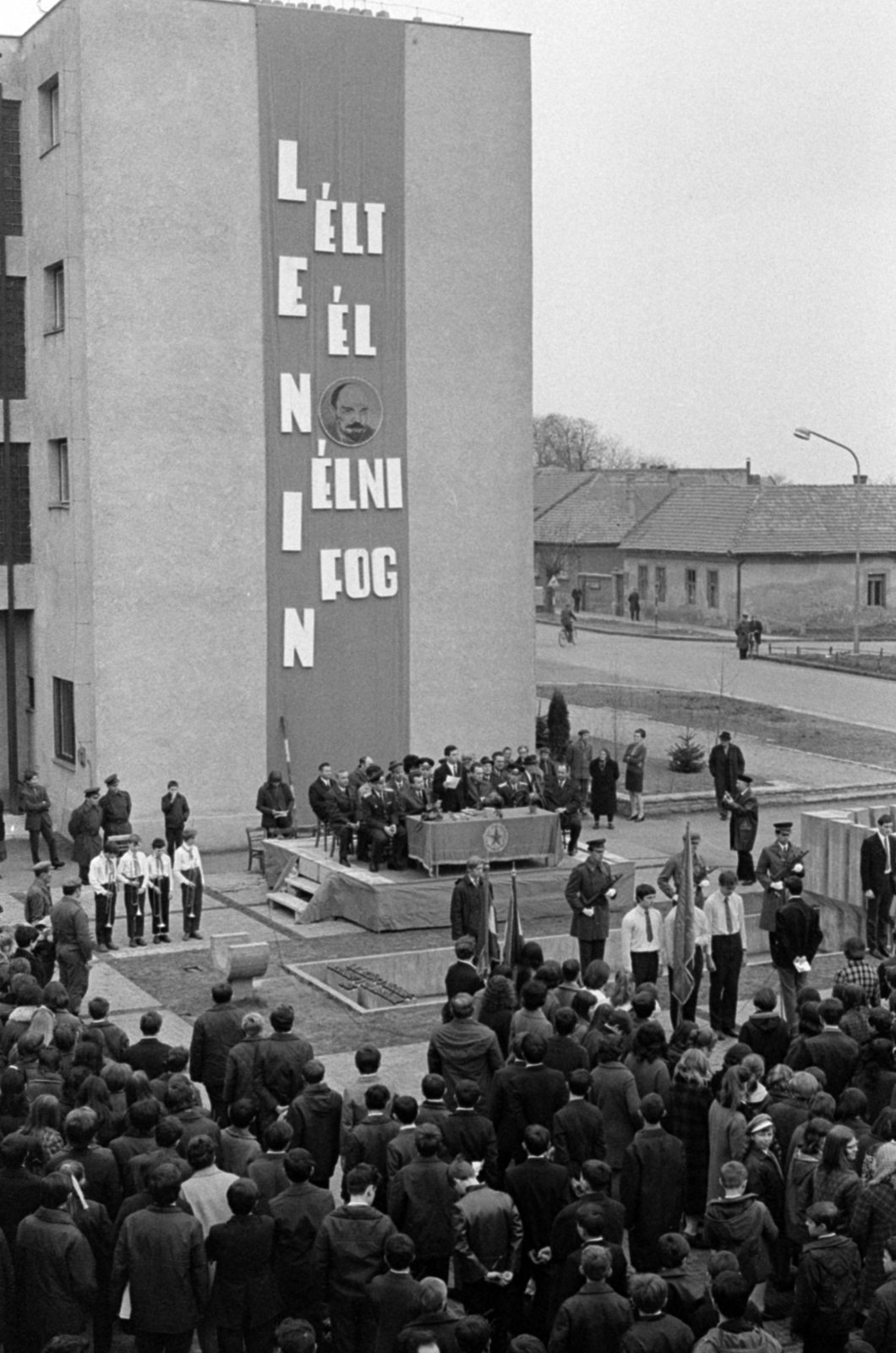 Magyarország, Monor, a Kossuth Lajos utca 88. számú ház melletti tér, április 4-i ünnepség, KISZ-tagok fogadalomtétele a felszabadulási emlékműnél., 1971, Péterffy István, április 4, felirat, ünnepség, KISZ, Best of, Fortepan #142356