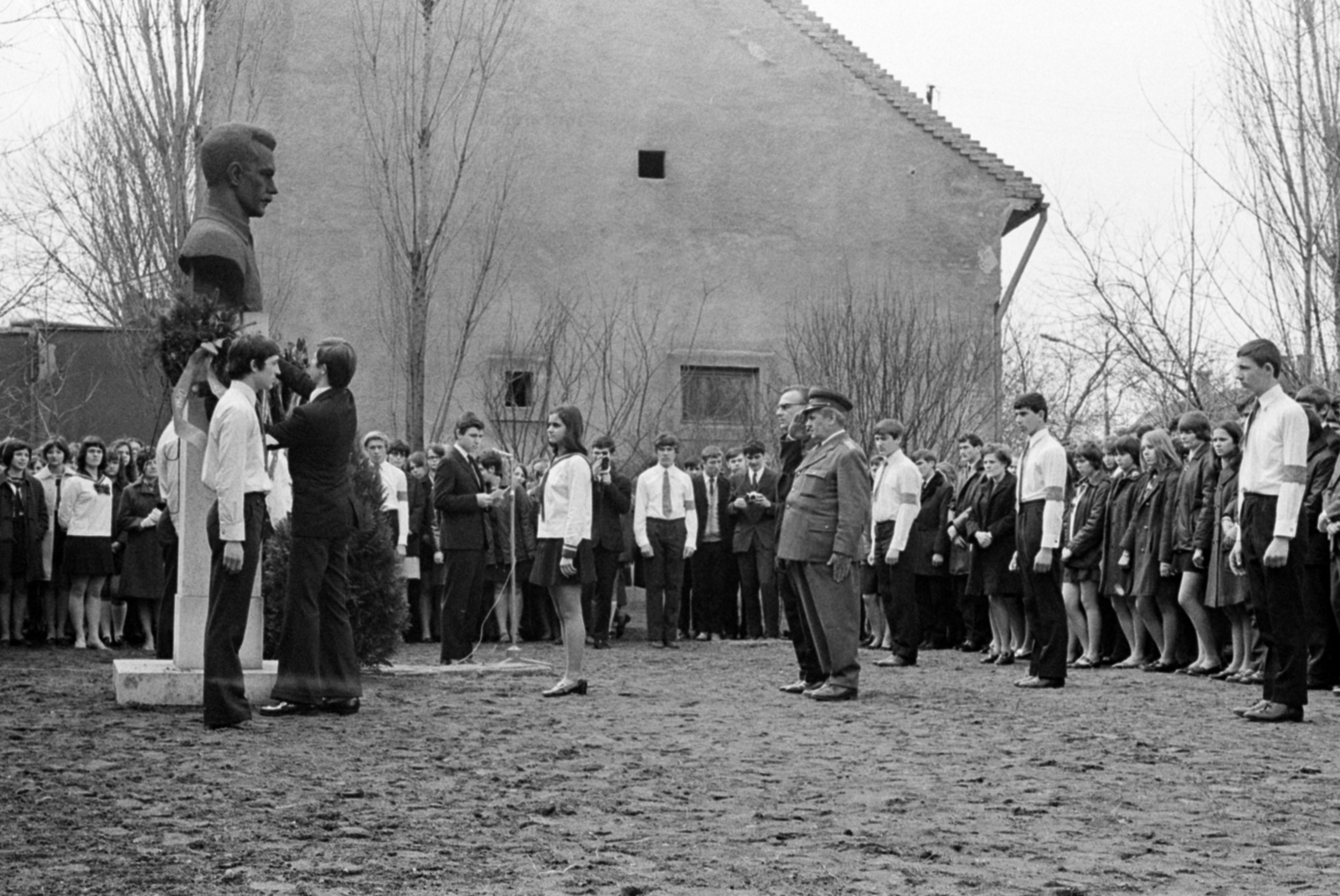 Hungary, Monor, Ady Endre út 12-14., József Attila Gimnázium (később József Attila Gimnázium és Közgazdasági Szakközépiskola) udvara. Ünnepség József Attila mellszobránál (Kelemen Kristóf, 1960.)., 1971, Péterffy István, yard, wreath, sculpture, festive, Fortepan #142359