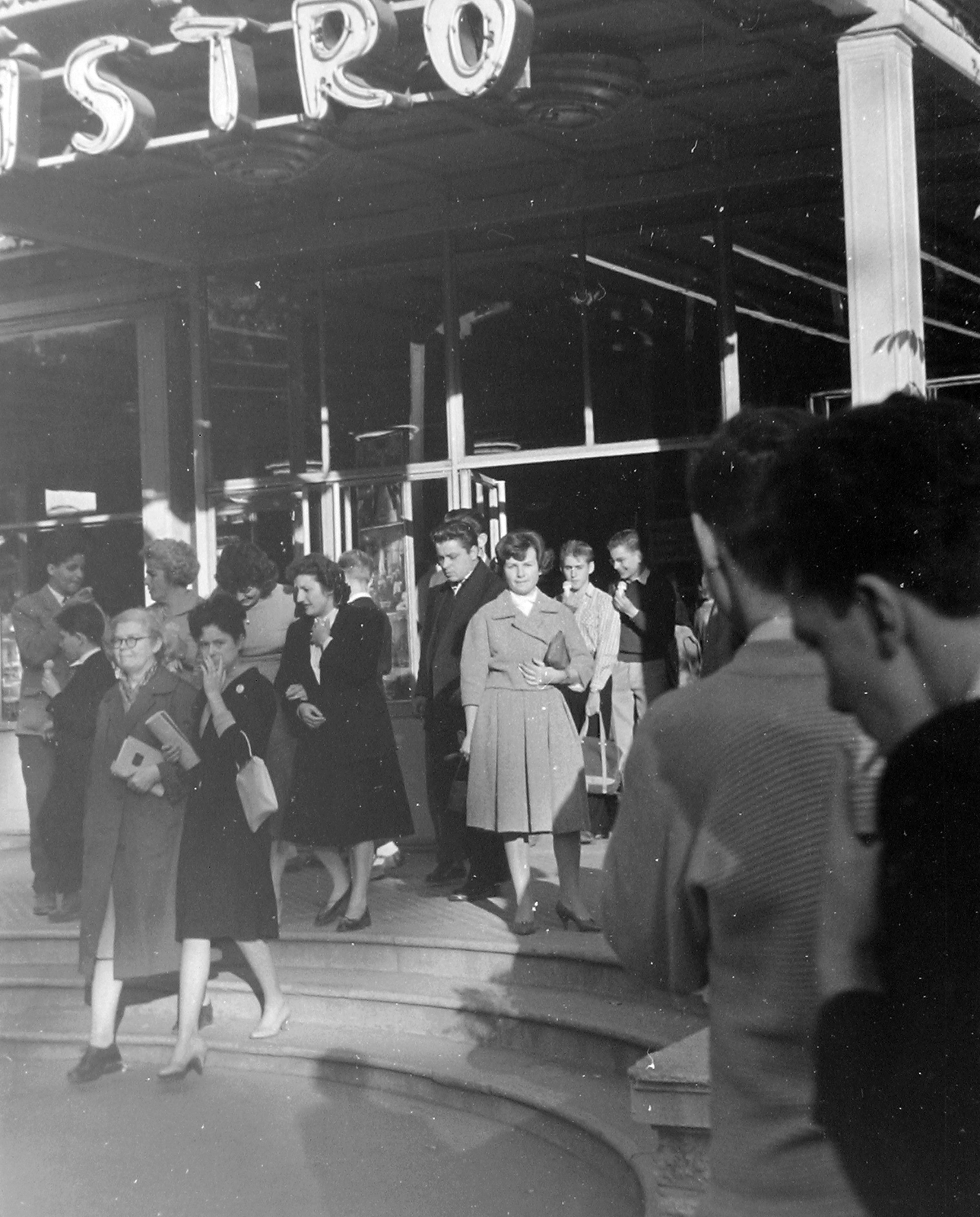 Hungary, Margit Islands, Budapest, Casino., 1958, Szent-tamási Mihály, women, entrance, Fortepan #14236
