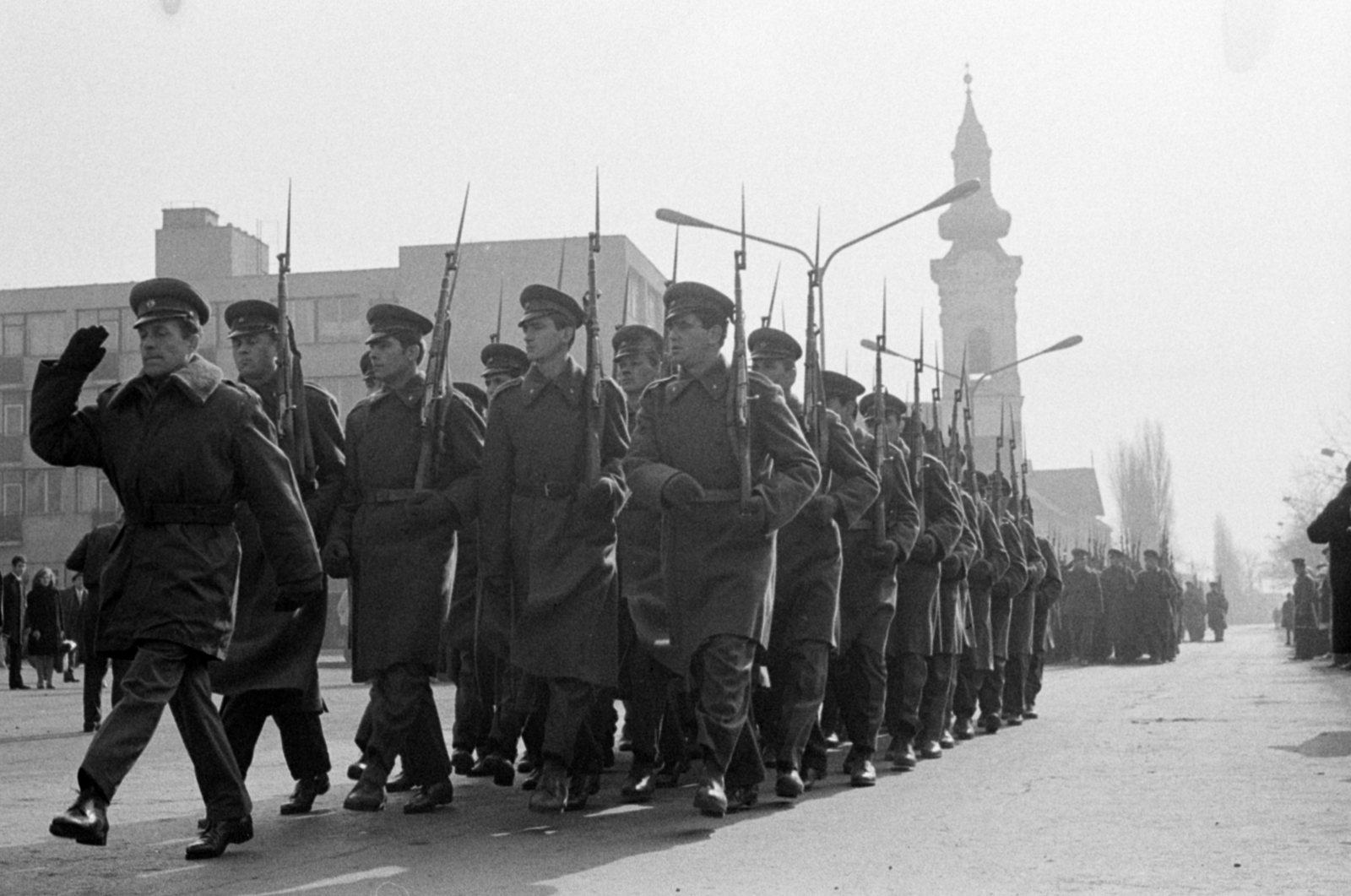 Hungary, Monor, Kossuth Lajos utca, háttérben a református templom. A felvétel katonai eskütétel alkalmával készült., 1971, Péterffy István, gun, bayonet, parade, Mosin-Nagant-brand, Fortepan #142361