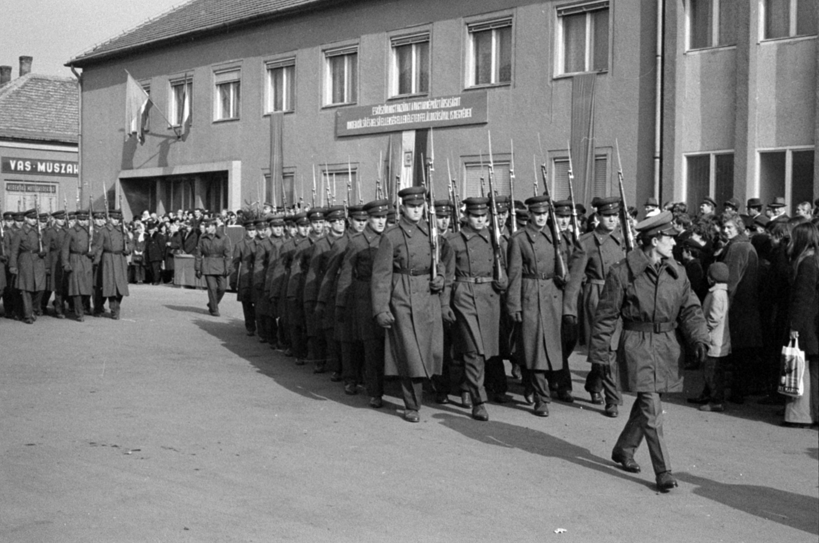 Hungary, Monor, katonai eskütétel a Kossuth Lajos utca 88. melletti téren, balra az épület végénél a Forrás utca torkolata., 1971, Péterffy István, gun, bayonet, parade, Fortepan #142362