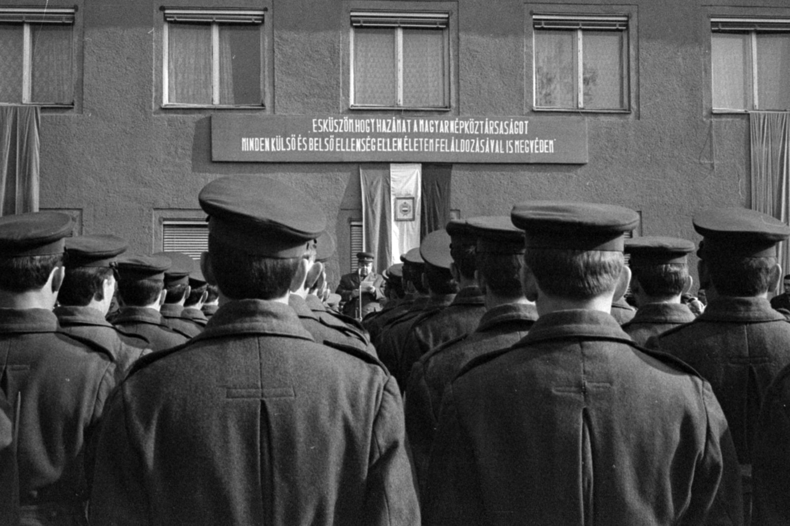 Hungary, Monor, katonai eskütétel a Kossuth Lajos utca 88. melletti téren., 1971, Péterffy István, soldier, uniform, oath, caps, Fortepan #142363