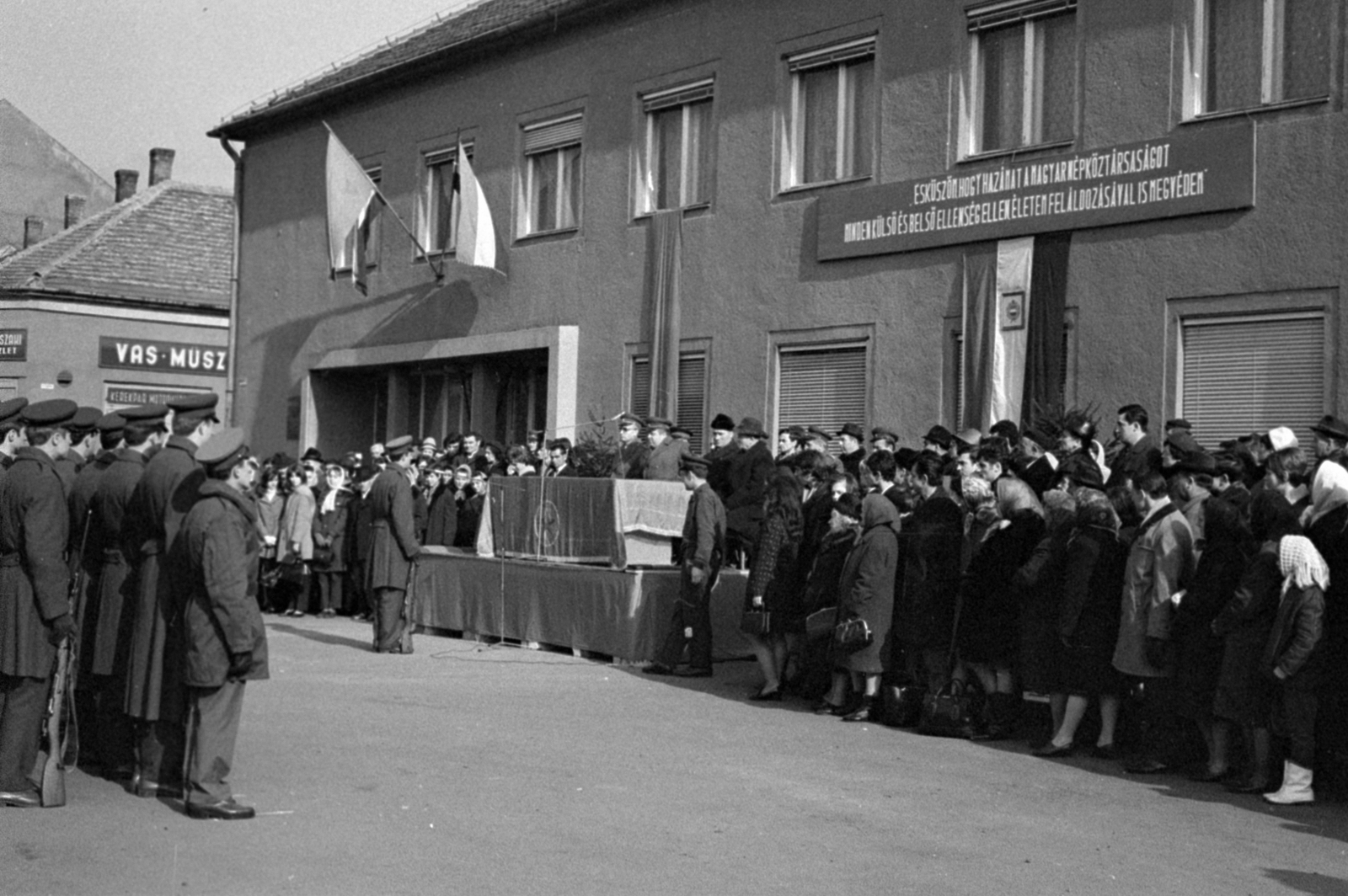 Hungary, Monor, katonai eskütétel a Kossuth Lajos utca 88. melletti téren, balra az épület végénél a Forrás utca torkolata., 1971, Péterffy István, gun, bayonet, soldier, label, oath, board, Fortepan #142364