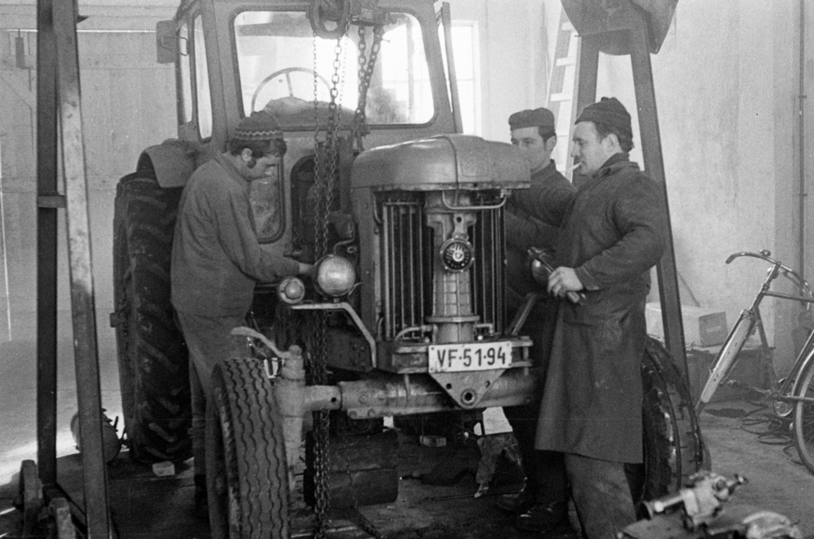 Hungary, Pilis, traktorjavítás a Hunyadi TSz-ben., 1971, Péterffy István, number plate, assembly, tractor, Fortepan #142368