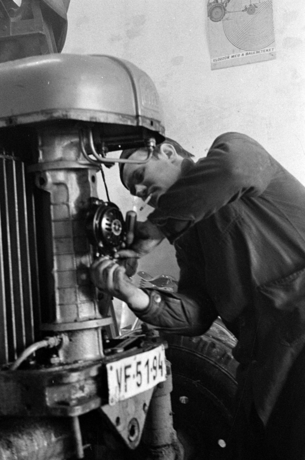 Hungary, Pilis, traktorjavítás a Hunyadi TSz-ben., 1971, Péterffy István, number plate, assembly, tractor, Fortepan #142369