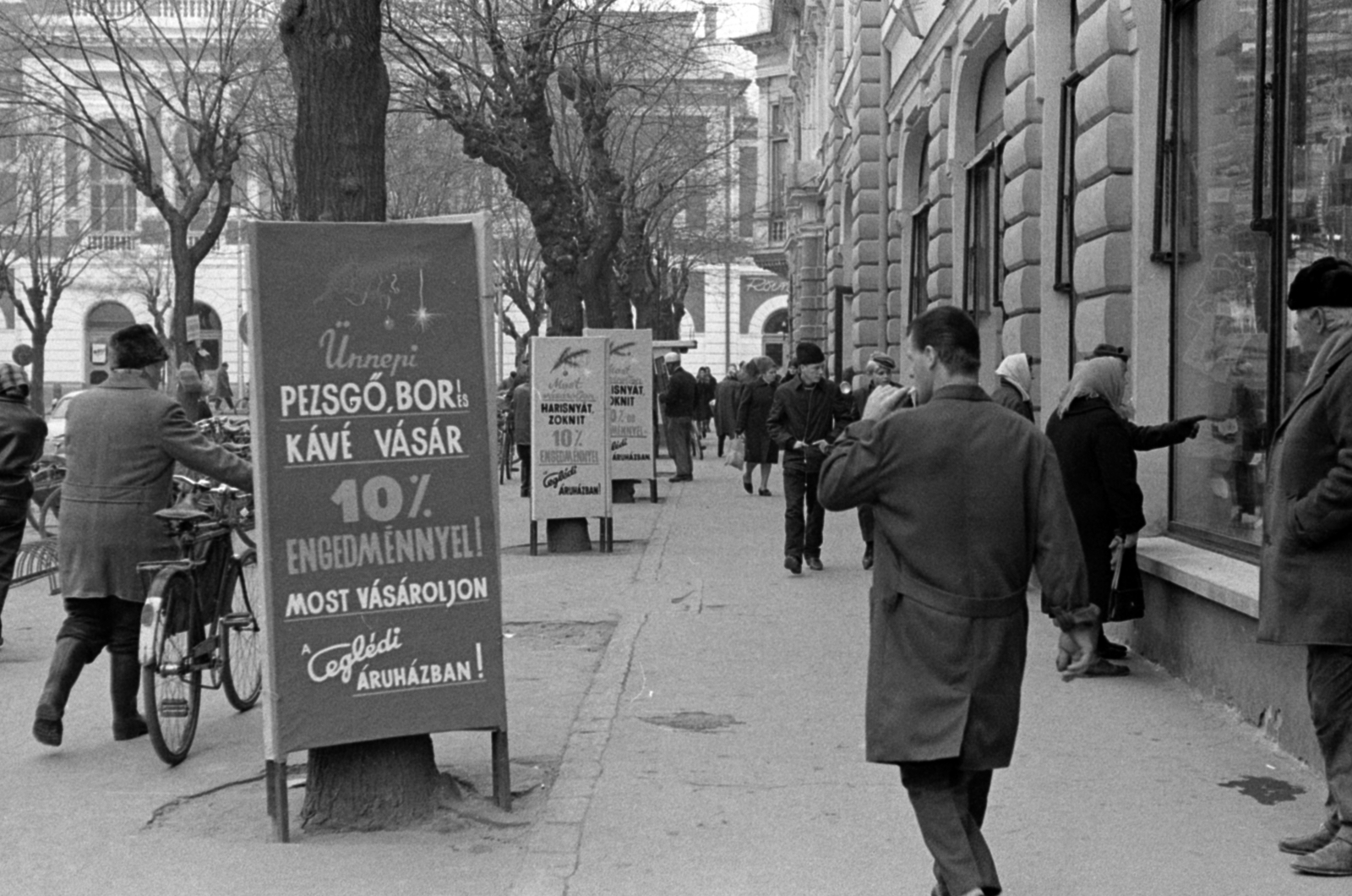 Hungary, Cegléd, Kossuth tér., 1970, Péterffy István, bicycle, bicycle holder, Fortepan #142377