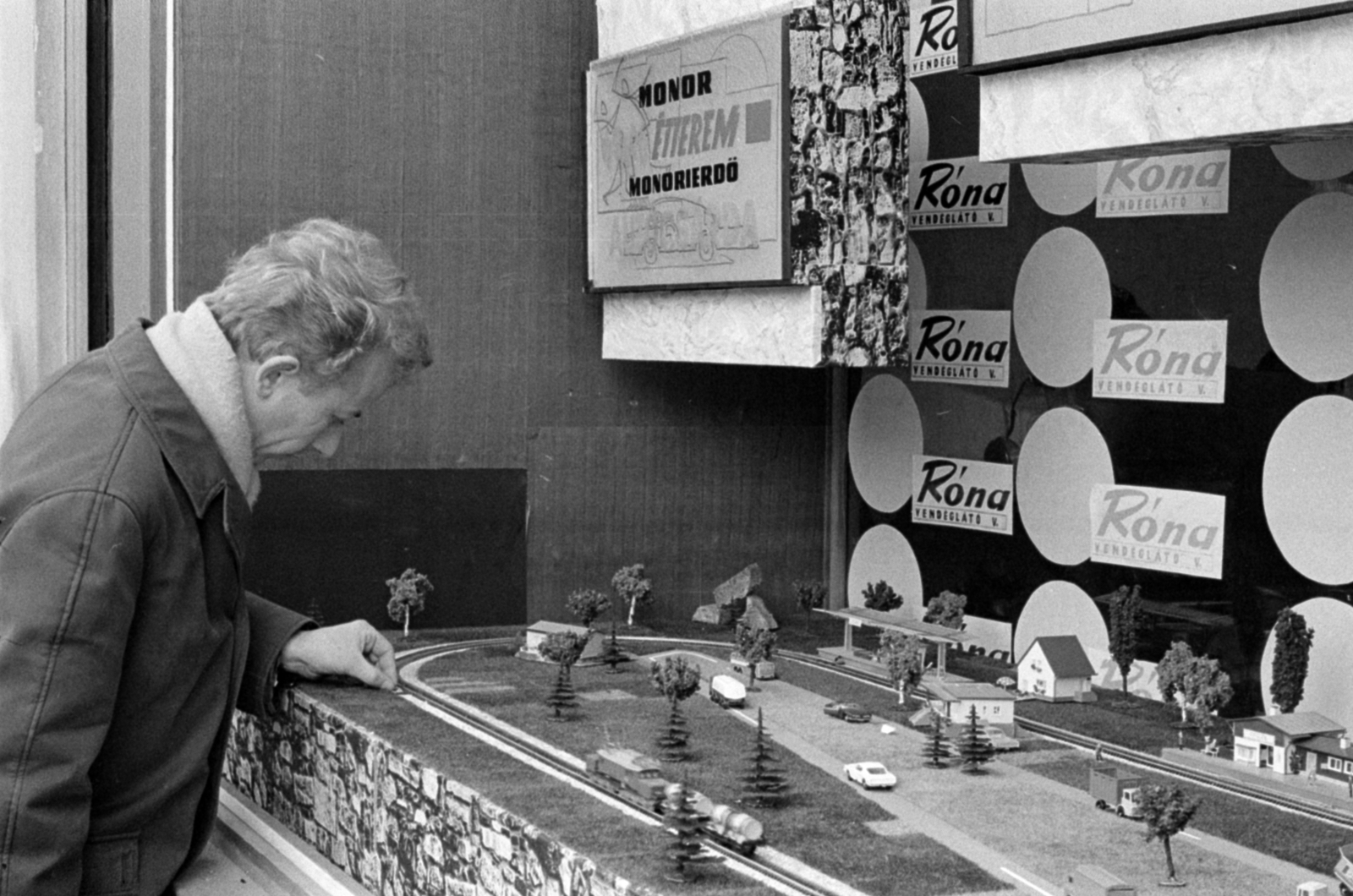 Hungary, Cegléd, Rákóczi út 3., a Vasipari és Elektromos Ktsz órajavító részlege, az üzlet kirakatában éttermeket reklámozó kisvasút., 1970, Péterffy István, Fortepan #142378