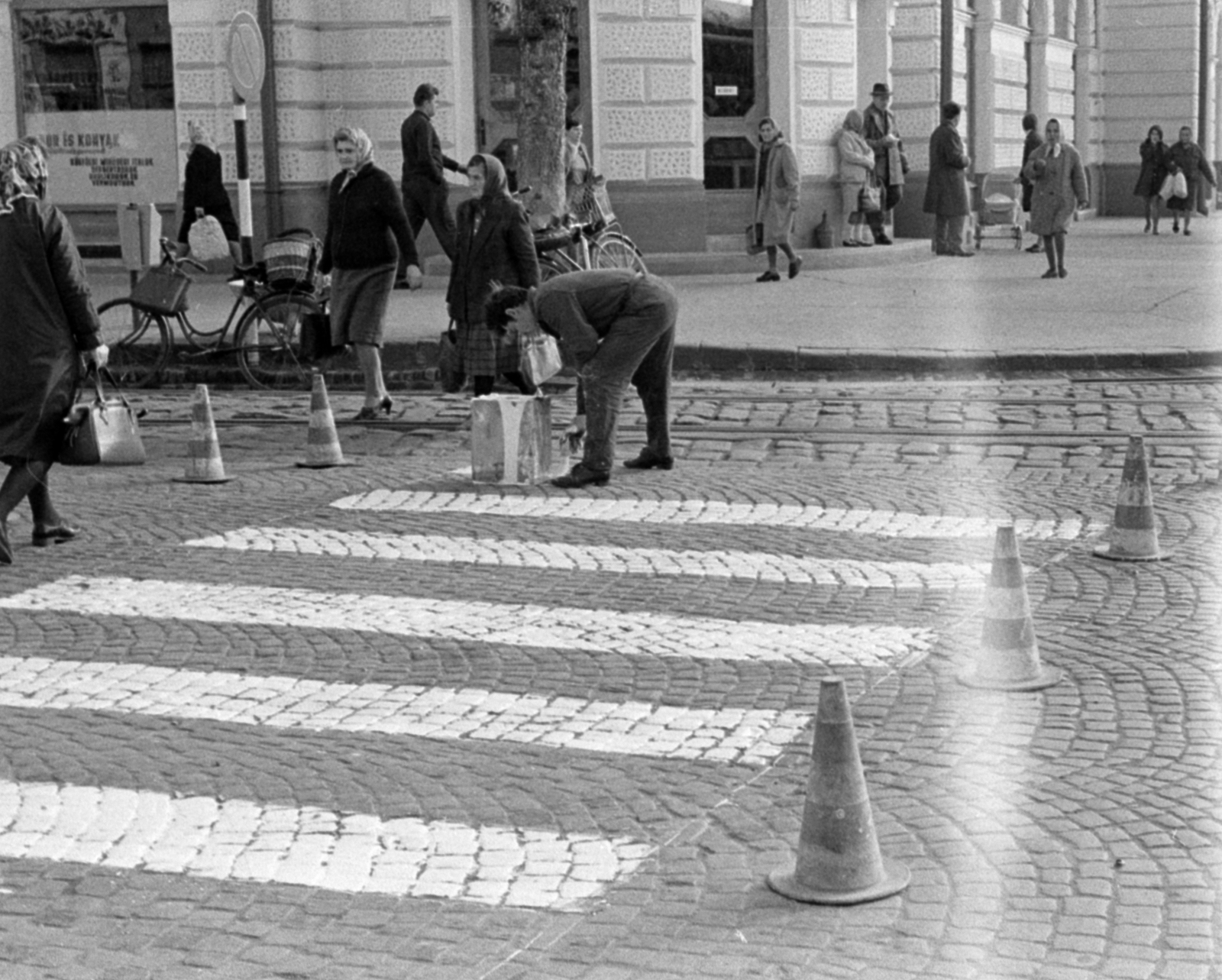 Magyarország, Cegléd, Kossuth Ferenc utca - Kossuth tér sarok., 1969, Péterffy István, festés, gyalogátkelő, Fortepan #142407