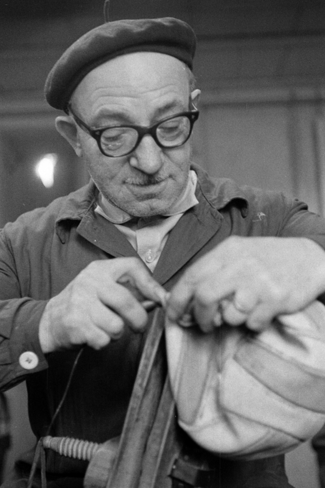 Magyarország, Cegléd, Gubody utca, focilabda javítás a szíjgyártók műhelyében., 1969, Péterffy István, kisiparos, kihalt mesterség, Fortepan #142418