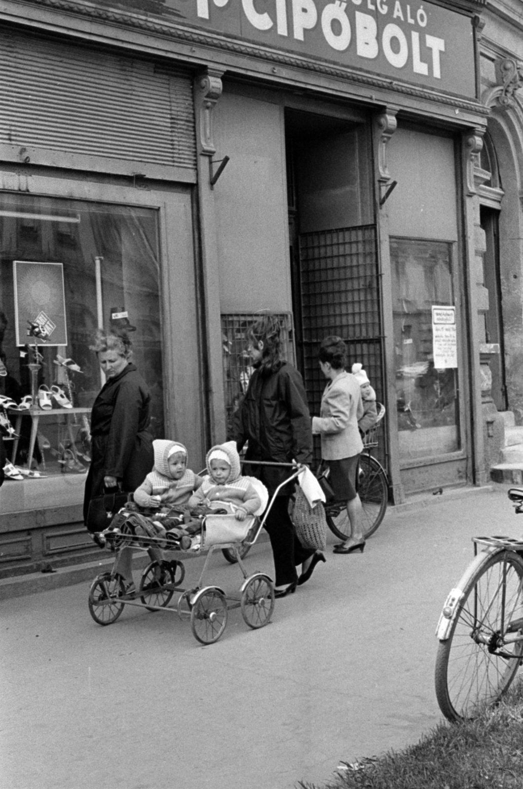 Magyarország, Nagykőrös, Szabadság tér, a felvétel a 10. számú épület, a Kertész ház előtt készült., 1969, Péterffy István, babakocsi, ikrek, kerékpár, Fortepan #142427