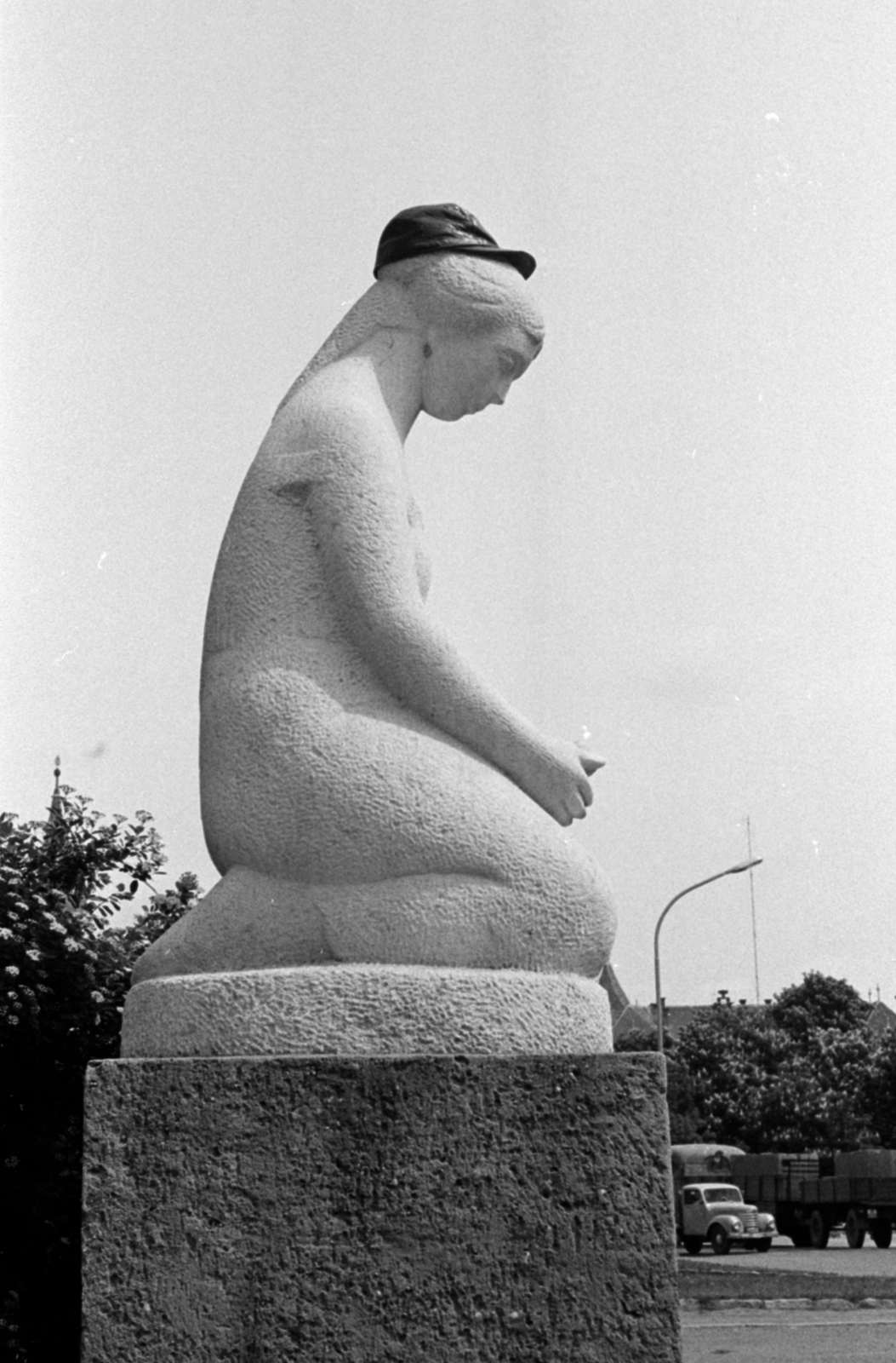 Magyarország, Nagykőrös, Kecskeméti út a Szabadság tér közelében, a Virágtartó lány (Kucs Béla, 1968.) című szobor., 1970, Péterffy István, Fortepan #142429