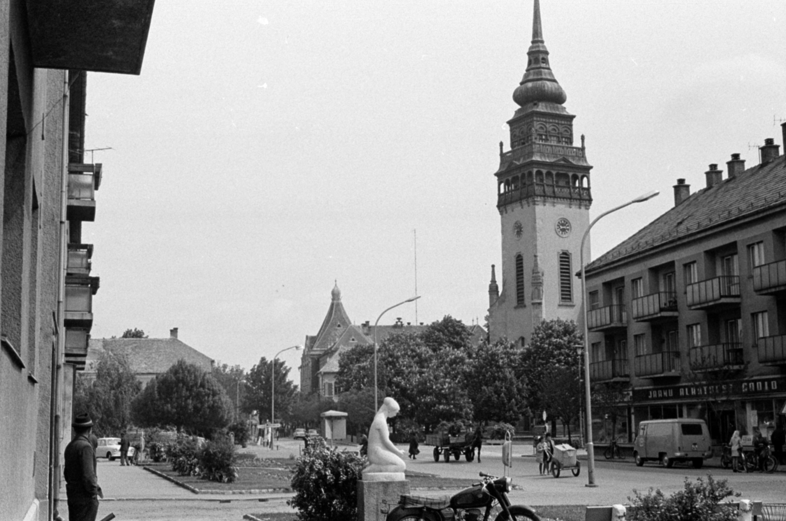 Magyarország, Nagykőrös, Kecskeméti út a Szabadság tér felé nézve, jobbra a református templom. Előtérben a Virágtartó lány (Kucs Béla, 1968.) című szobor., 1970, Péterffy István, motorkerékpár, kézikocsi, Fortepan #142430