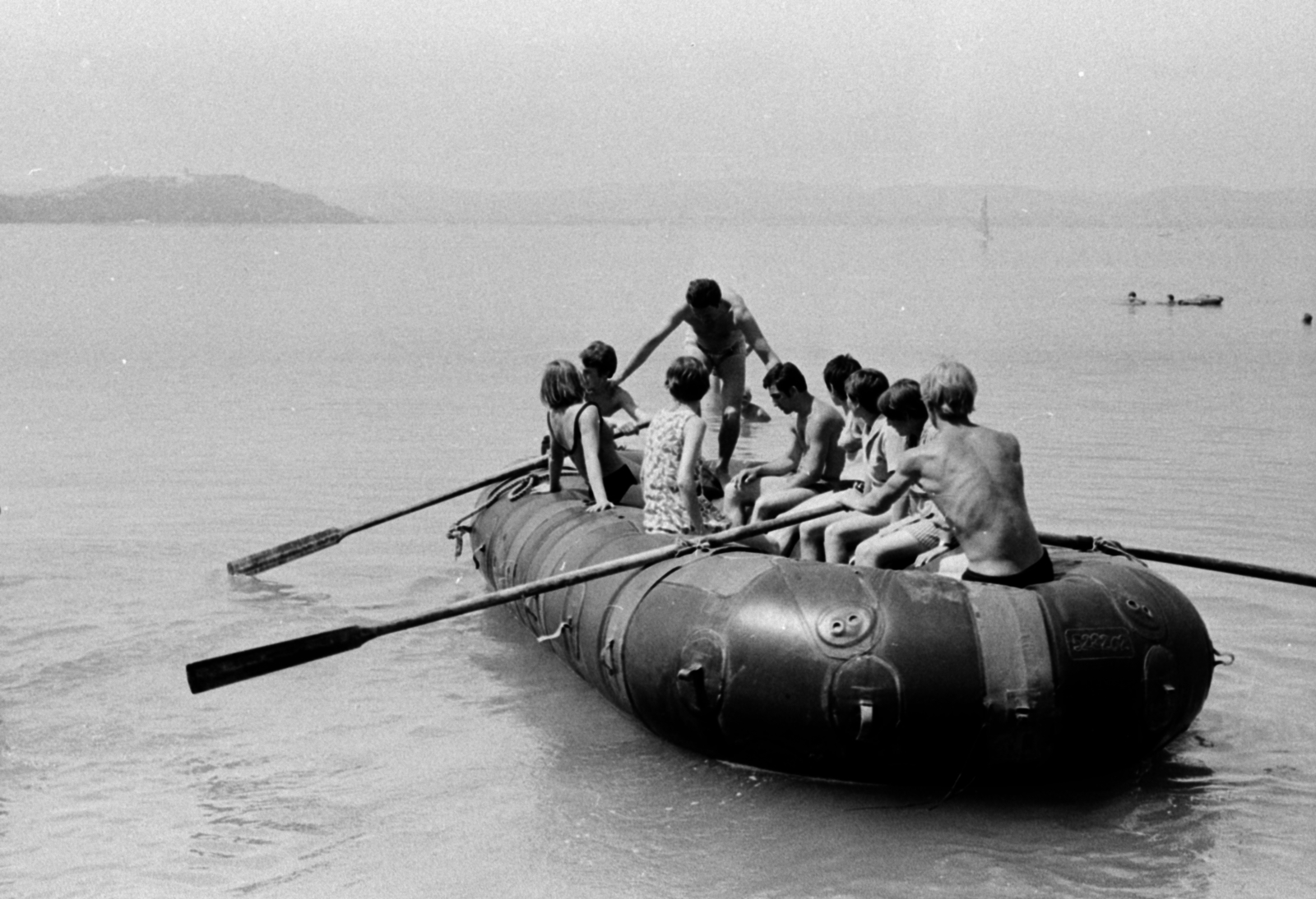 Hungary,Lake Balaton, Zamárdi, az úttörőtábor lakói, a távolban Tihany és Balatonfüred., 1970, Péterffy István, Baby boat, paddling, paddle, Fortepan #142433