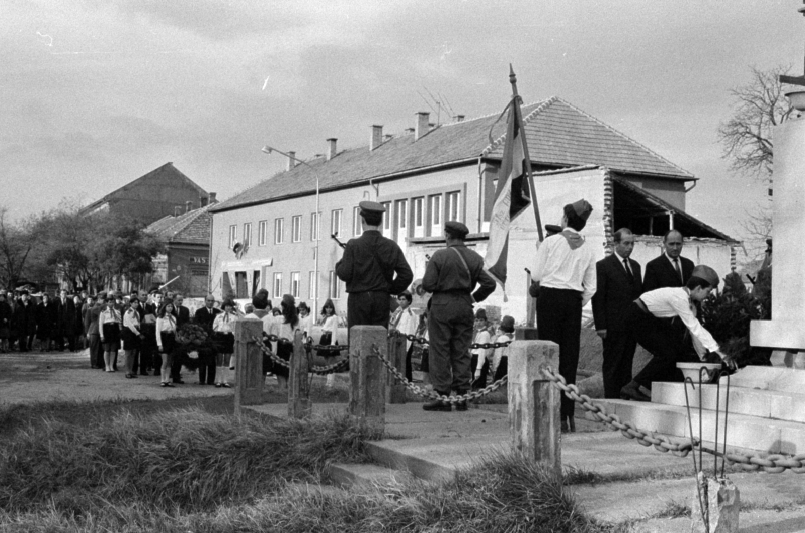 Magyarország, Monor, ünnepség a Kossuth Lajos utca 88. előtti szovjet hősi emlékműnél, szemben az épület végénél a Forrás utca torkolata., 1969, Péterffy István, Fortepan #142439